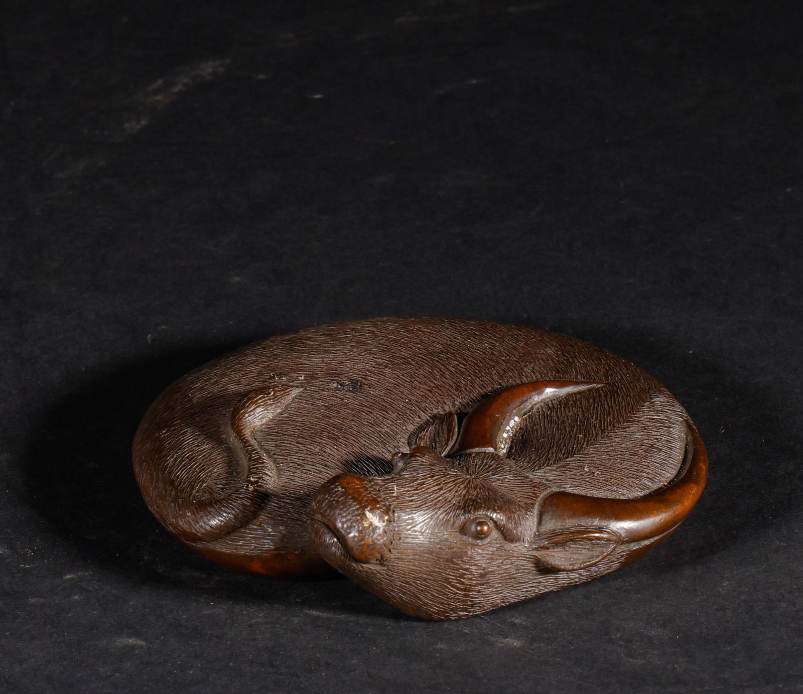 Copper cow shaped paperweight from the Qing Dynasty: Height: 2.5cm, Width: 10cm, Weight: 784g