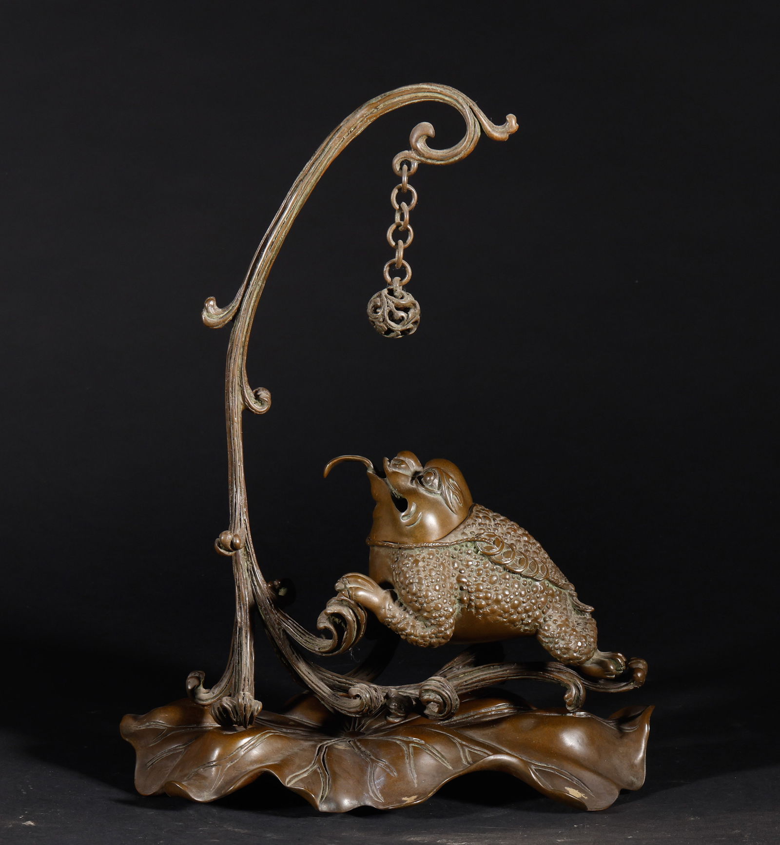 Qing Dynasty copper cicada incense burner (1 of 9)