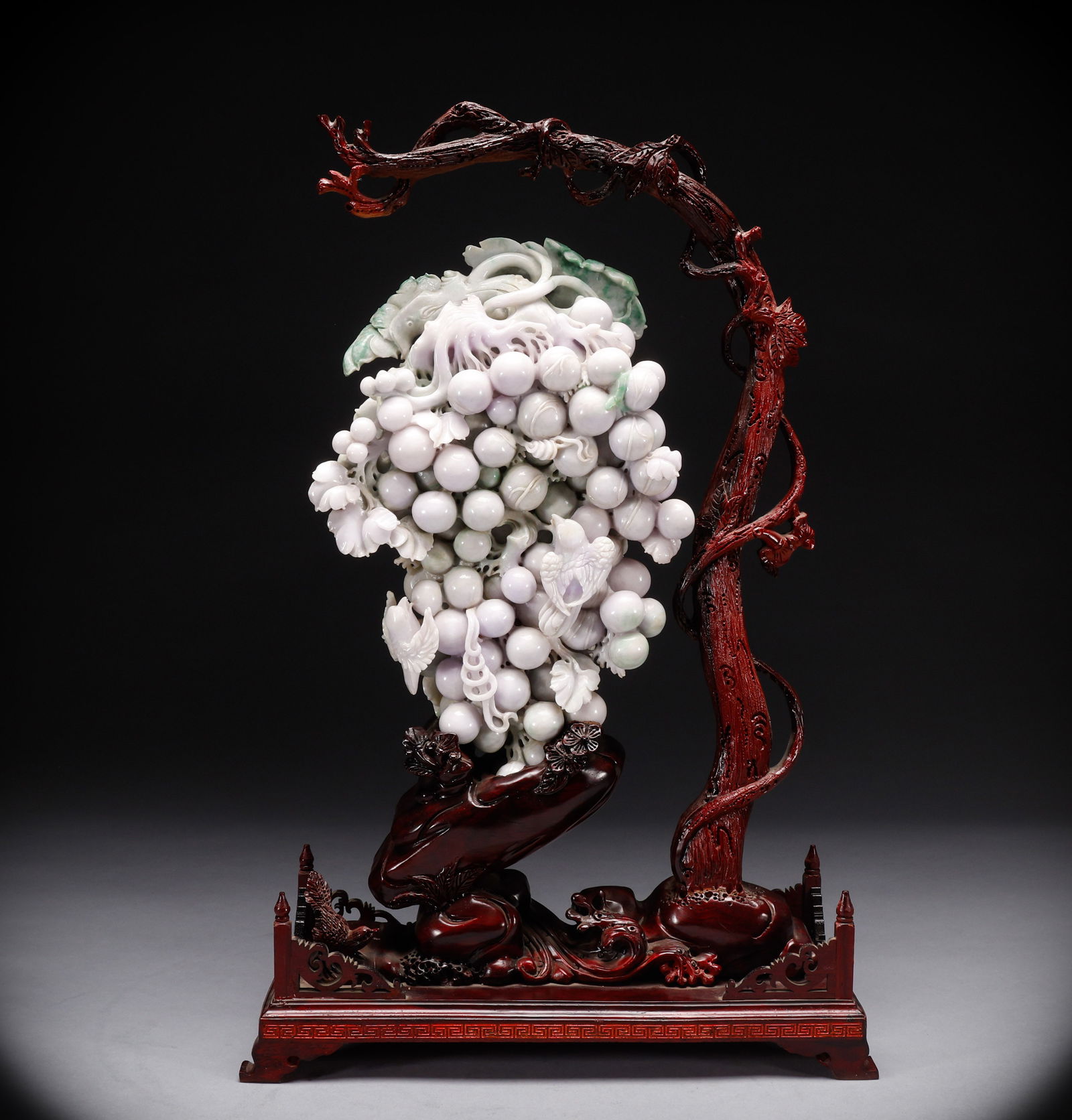 Jade grapes from the Qing Dynasty: Height: 52cm, Width: 32cm,Height: 31cm, Width: 20cm, Weight: 4090g