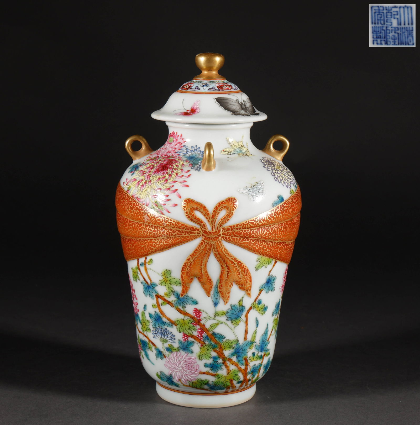 Qing Dynasty Pink Flower Bag Pattern Bottle with Lid (1 of 9)