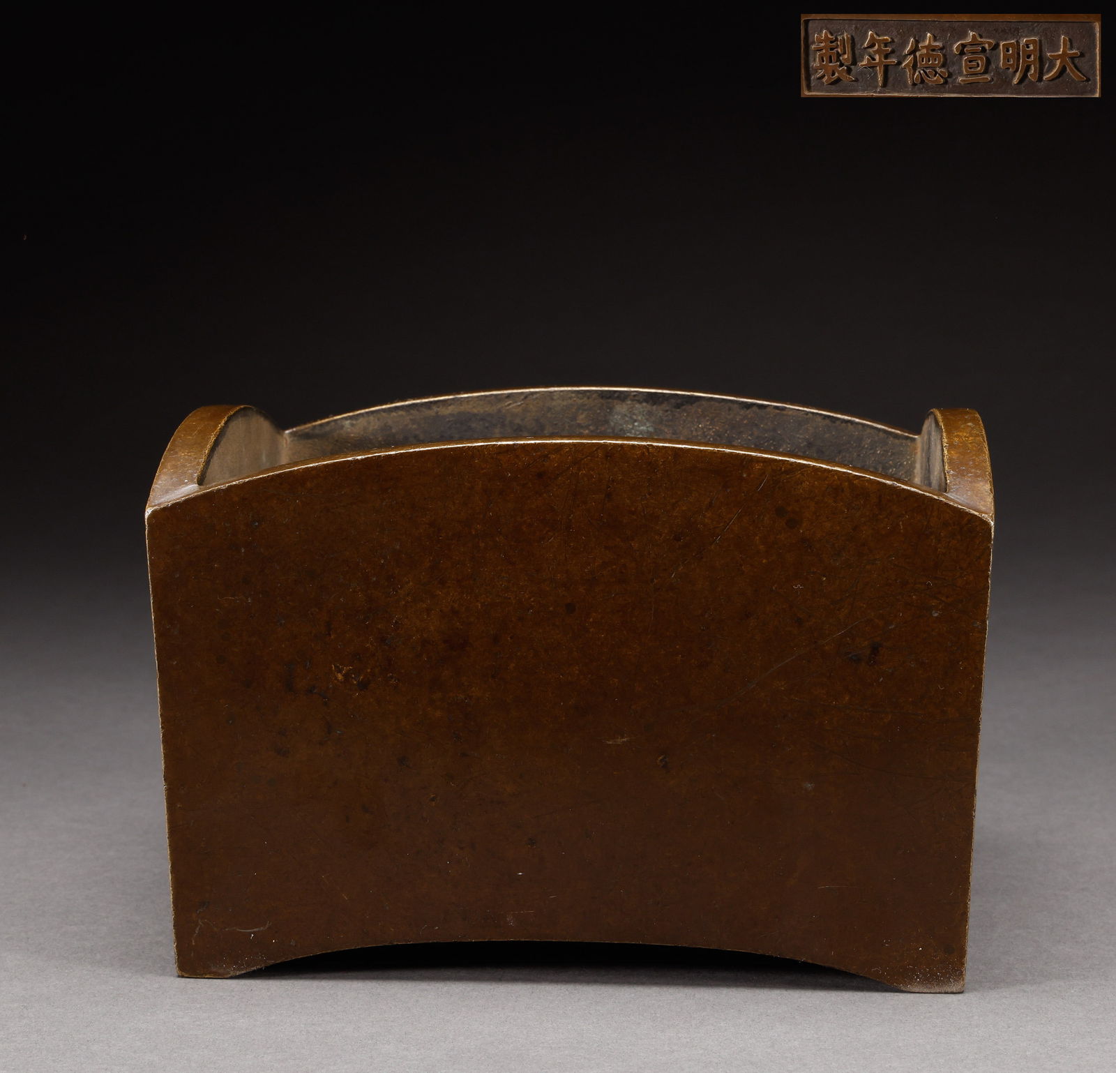 Ming Dynasty copper horse trough furnace: Height: 11cm, width: 17cm, weight: 4093g