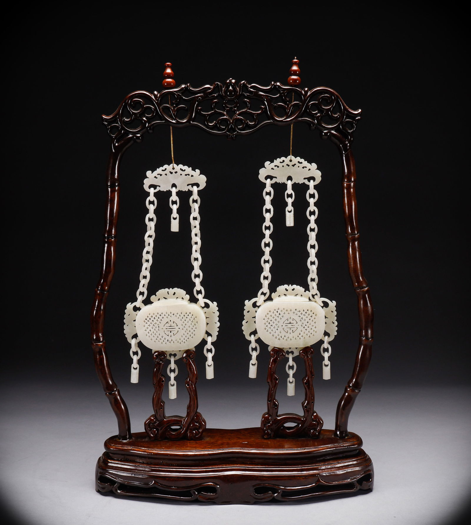 A pair of Hotan Jade bottles in the Qing Dynasty (1 of 12)