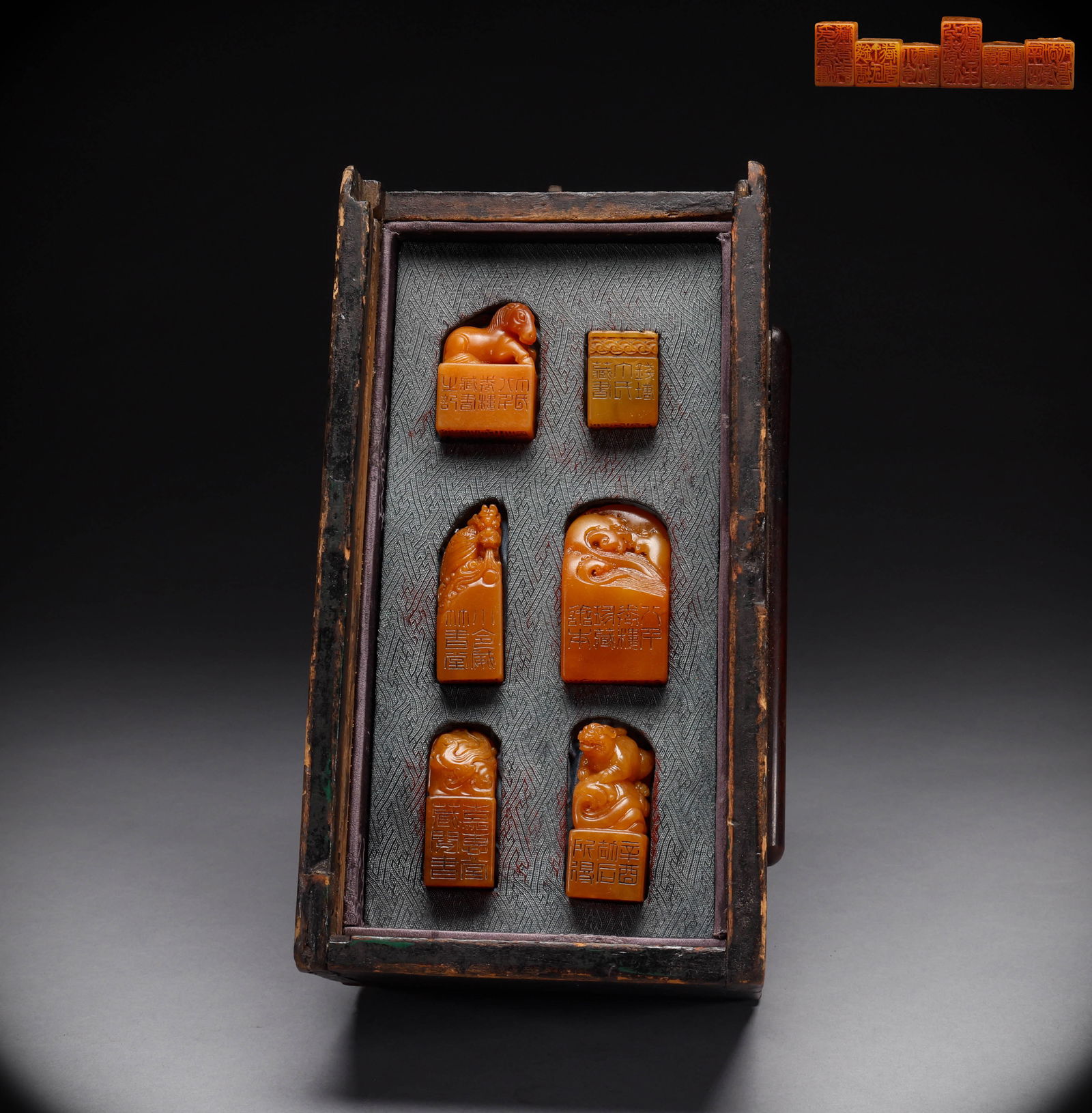 A box of Tian Huangshi seals from the Qing or Republican era: Height: 3.2cm, Width: 2.4cm,Height: 5cm, Width: 3.5cm, Weight: 315g