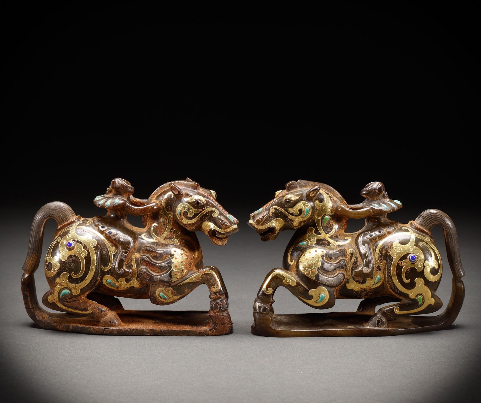 Before the Ming Dynasty, Hotan Jade was inlaid with gold and silver, and Hu people reined in a (1 of 10)