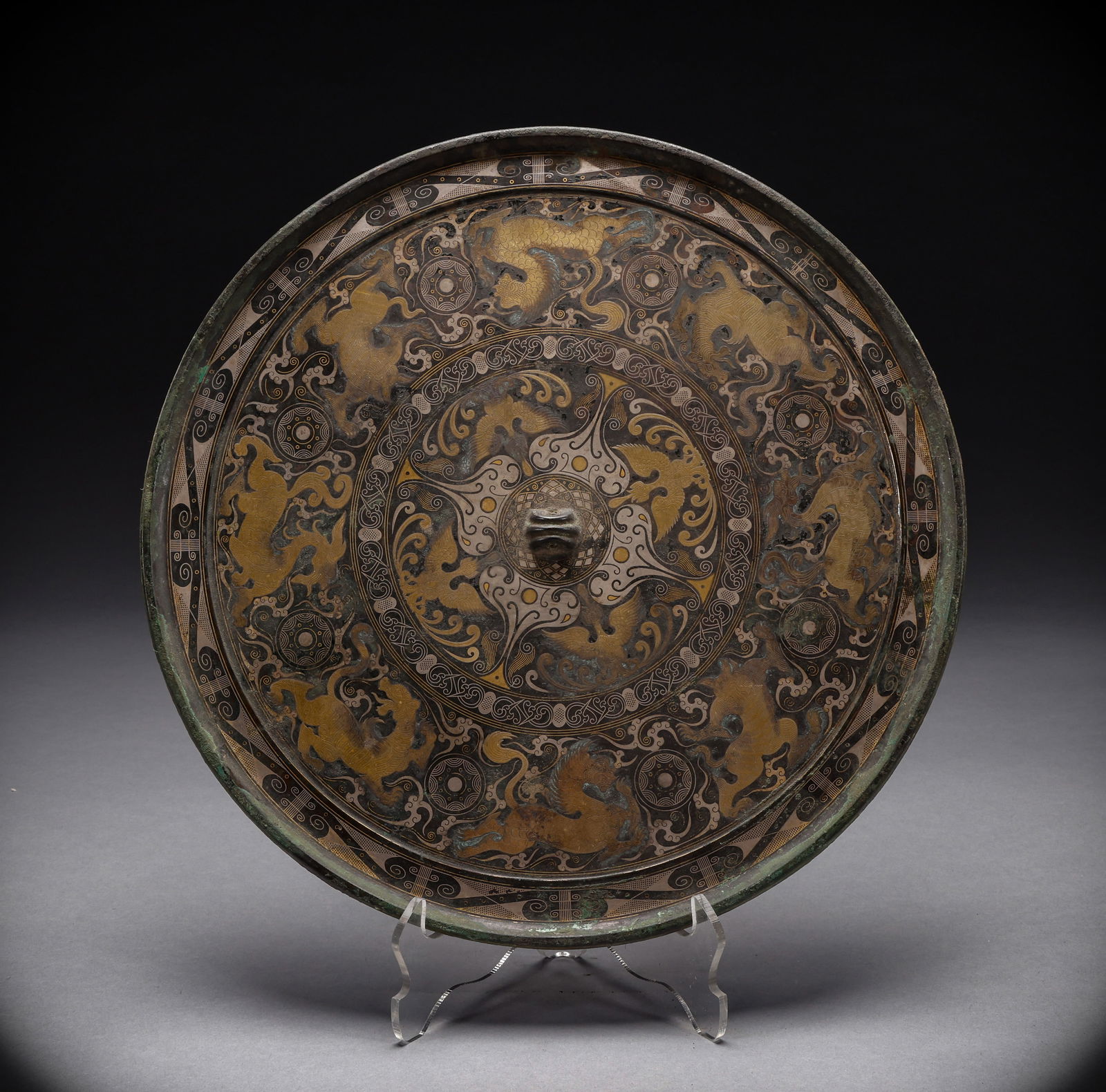 Before the Ming Dynasty, bronze, gold, and silver mirrors were used (1 of 7)