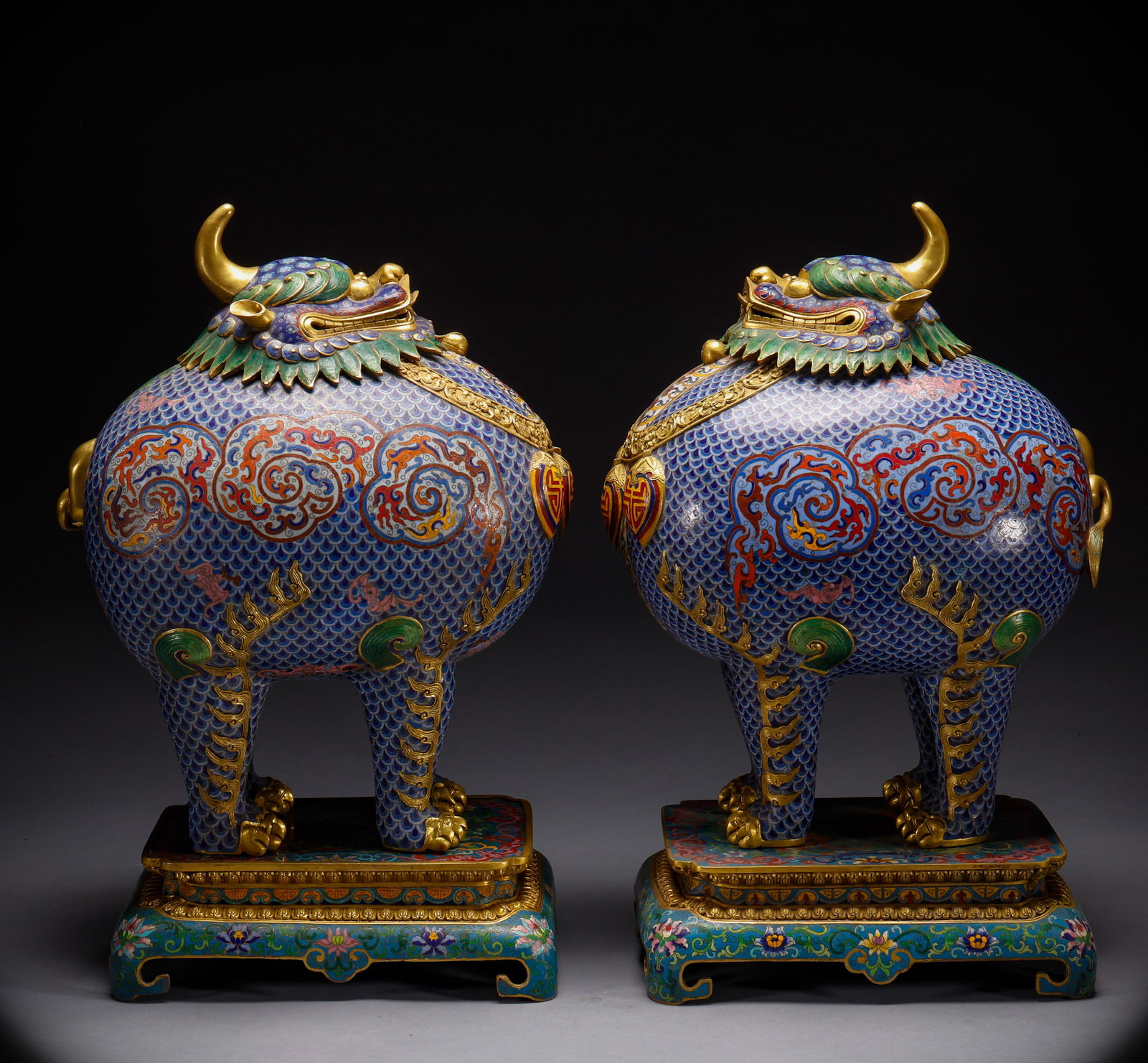 Qing Dynasty Copper Tire Cloisonn é Lion Aromatherapy Pair: Height: 55cm, Width: 34cm, Weight: 10380g This is a pair of copper-bodied inlaid enamel dragon-shaped incense burners from the Qing Dynasty (court style). It is a typical "Jingtai Blue" artifact, made