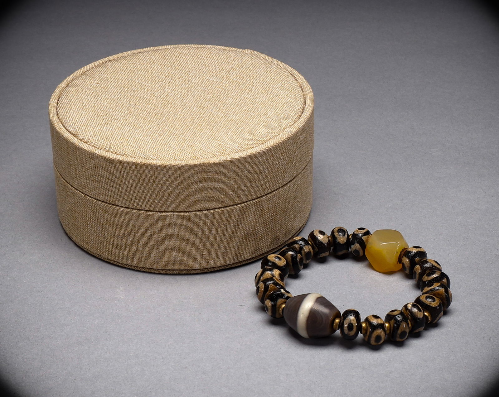 Before the Ming Dynasty, agate Tianzhu bracelets (1 of 6)