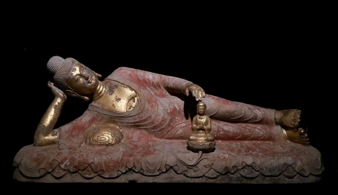Before the Ming Dynasty, there were statues of reclining Buddhas painted with blue stones and gold (1 of 9)