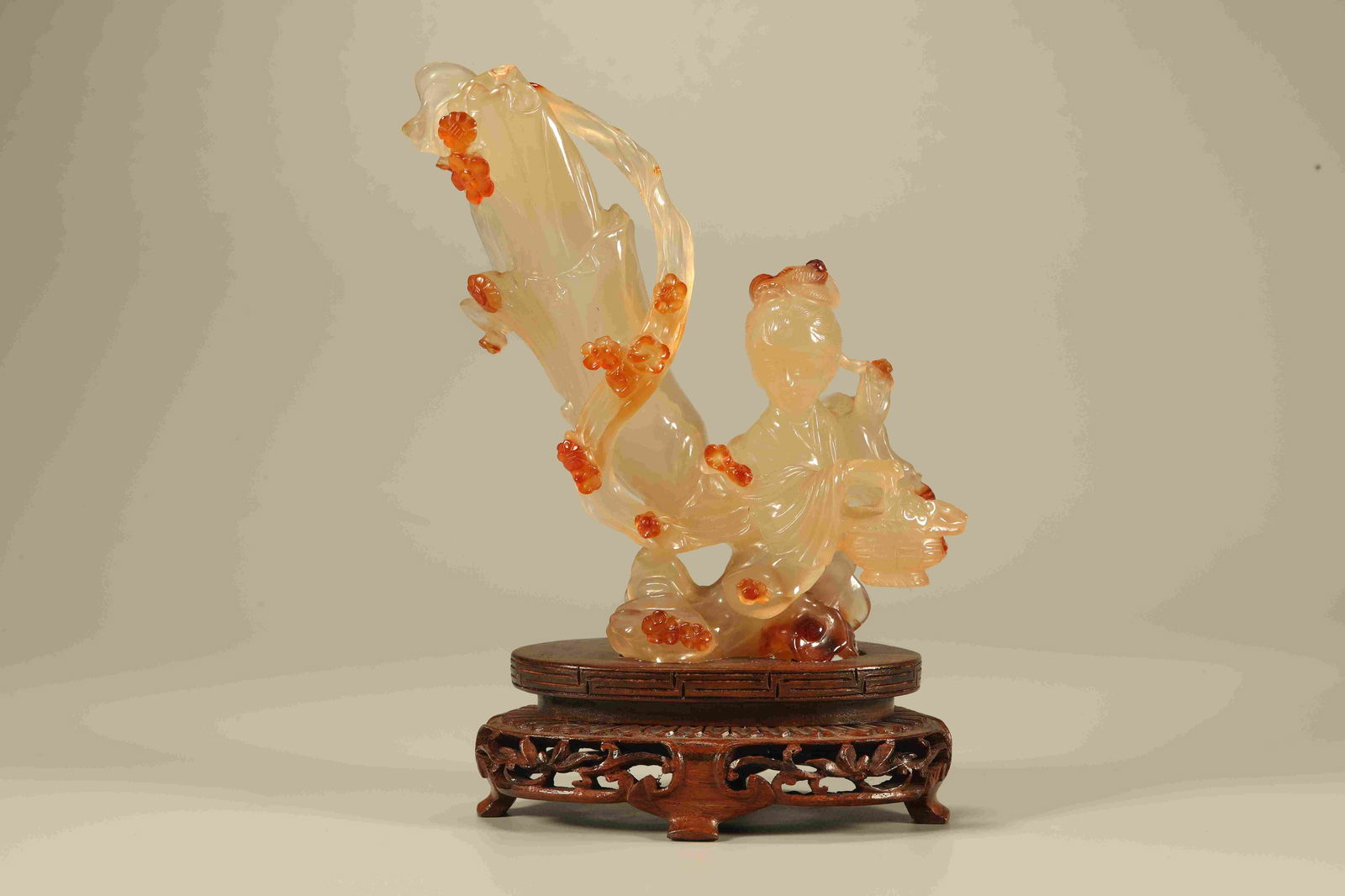 Clever carving of flying figures in Qing Dynasty agate ornaments (1 of 6)