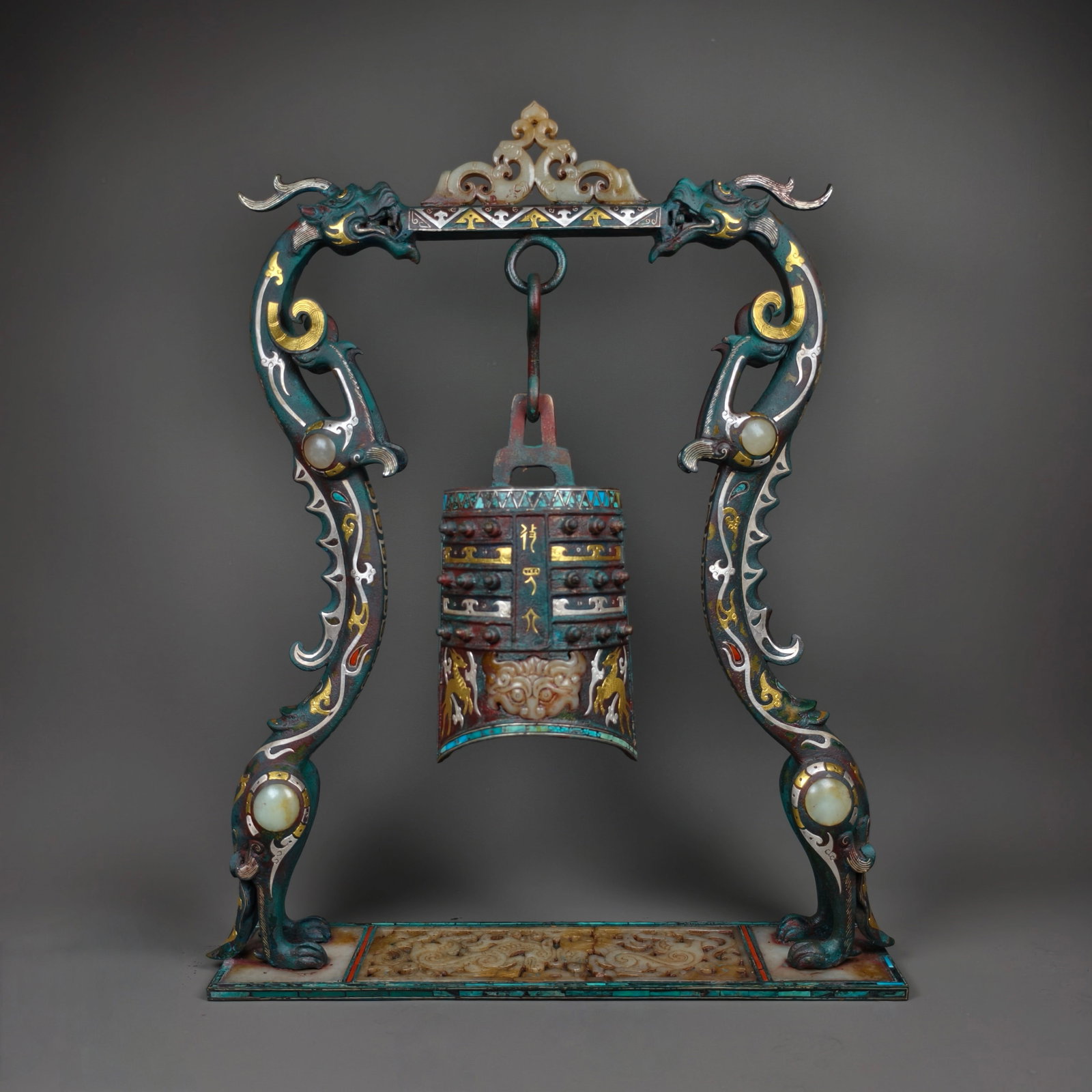 Before the Ming Dynasty, bronze bells were made of mismatched gold and silver: Height: 37cm,