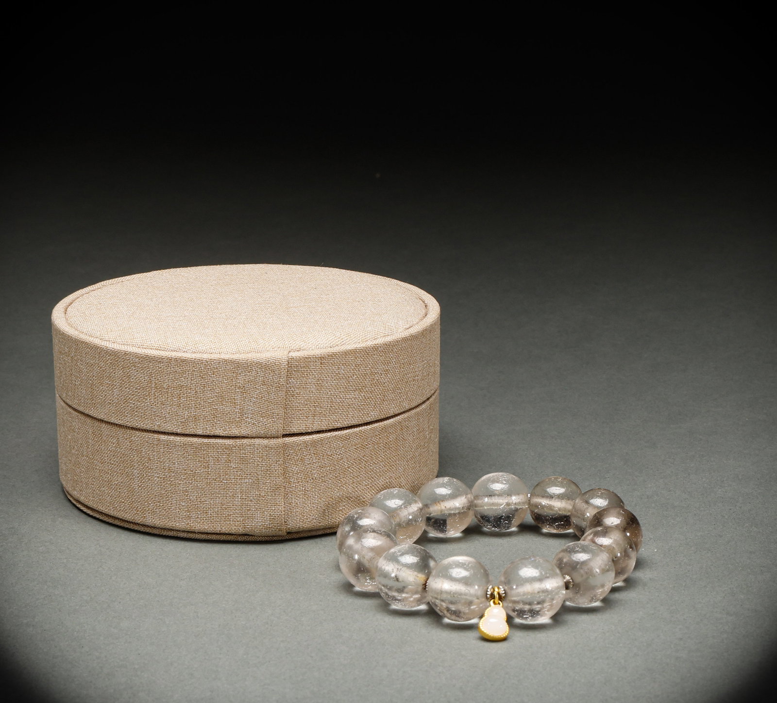 Qing Dynasty hair crystal bracelet: Diameter: 1.8cm, Weight: 79g