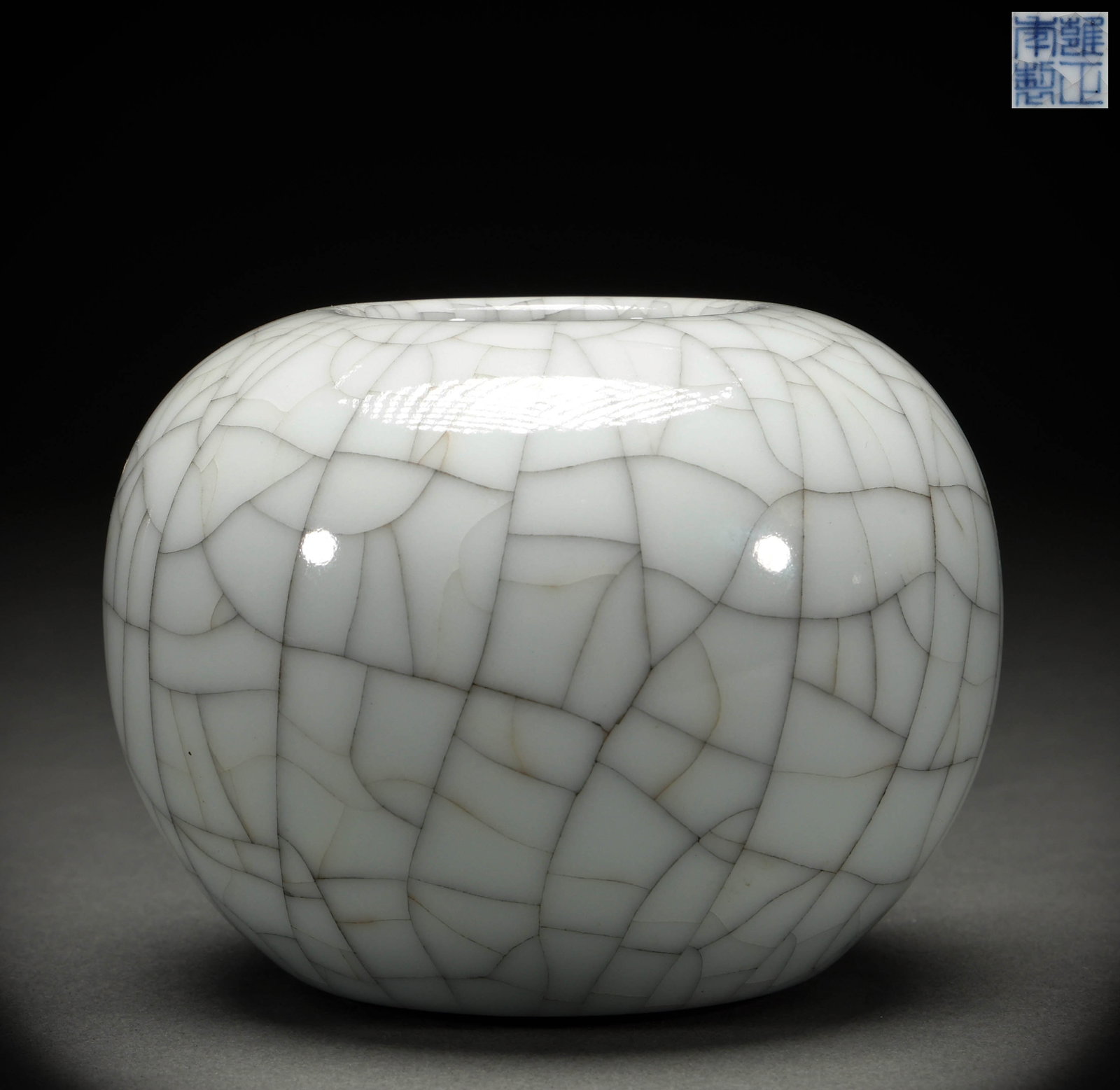 Qing Dynasty Official Kiln Apple Zun (1 of 7)