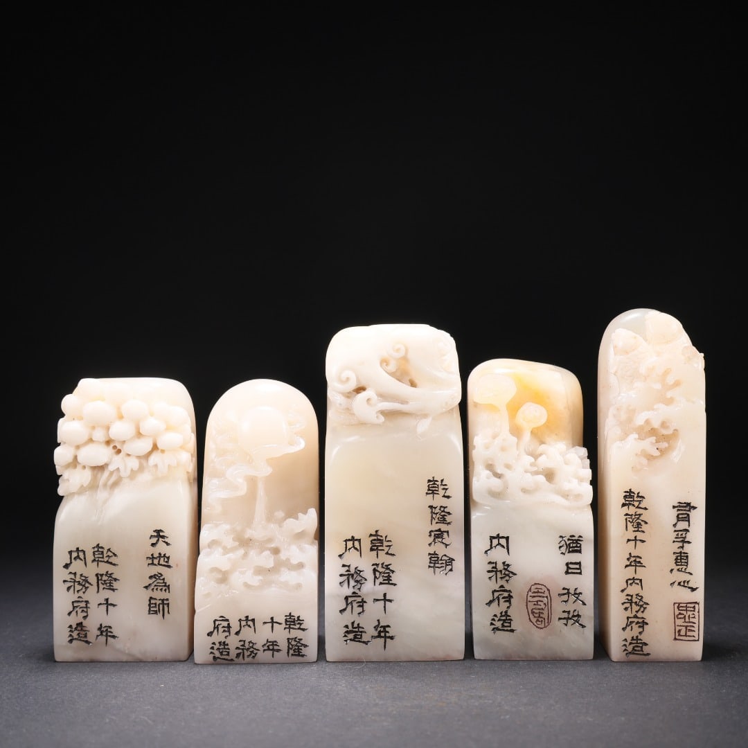 A set of Qing Dynasty Bai Tian Huang seals: Height: 8.4cm, Width: 3.3cm, Weight: 709g