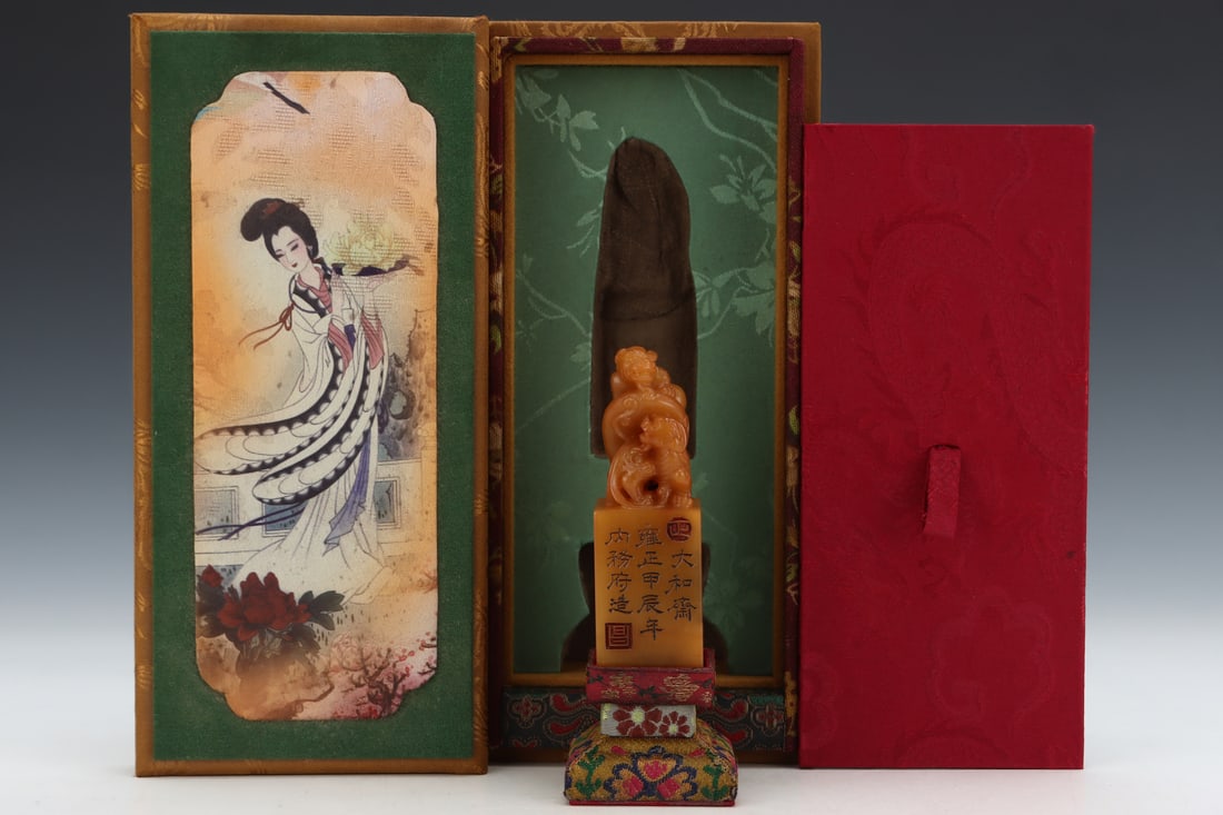Qing Dynasty Tianhuangshi Seal: Height: 9.7cm, Width: 3.1cm, Weight: 150g