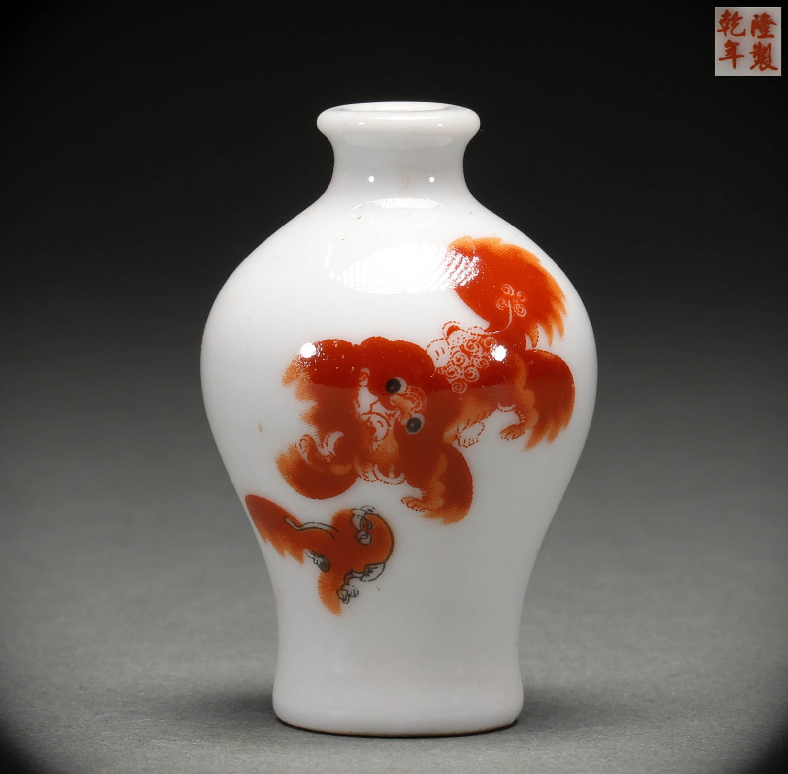 Porcelain snuff bottles of the Republic of China: Height: 6.5cm, Width: 4.2cm, Weight: 52g