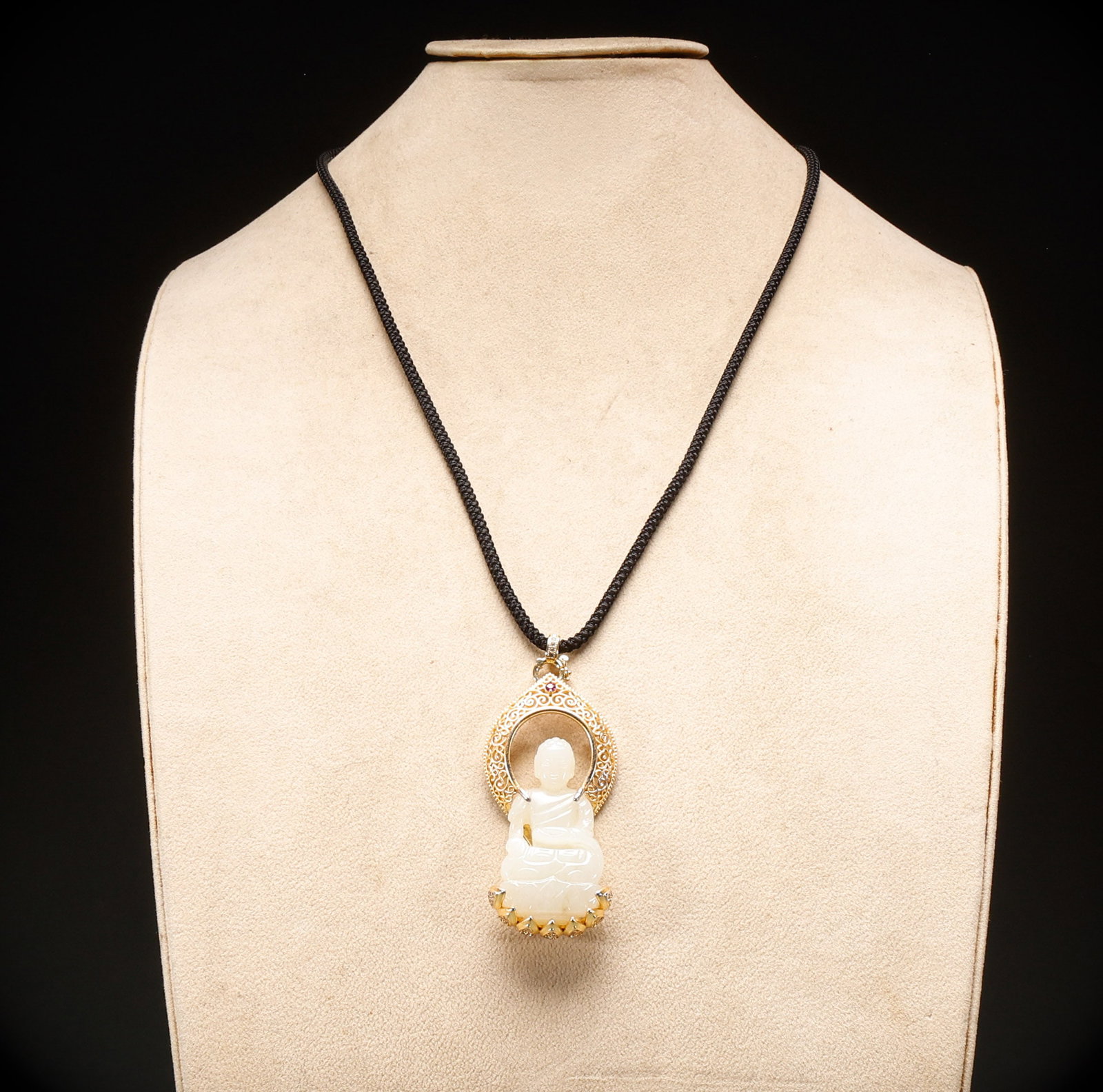 Jade Buddha pendant of Hetian in Qing Dynasty: Height: 6.5cm, Width: 3.2cm, Weight: 27g