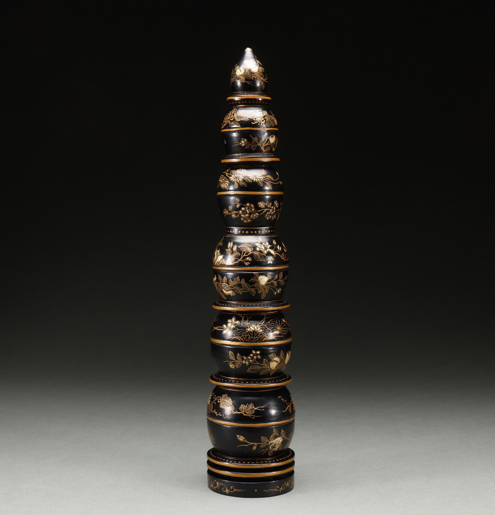 Qing Dynasty black lacquer painted golden gourd shaped tower: Height: 10cm, Width: 8cm, Weight: 312g