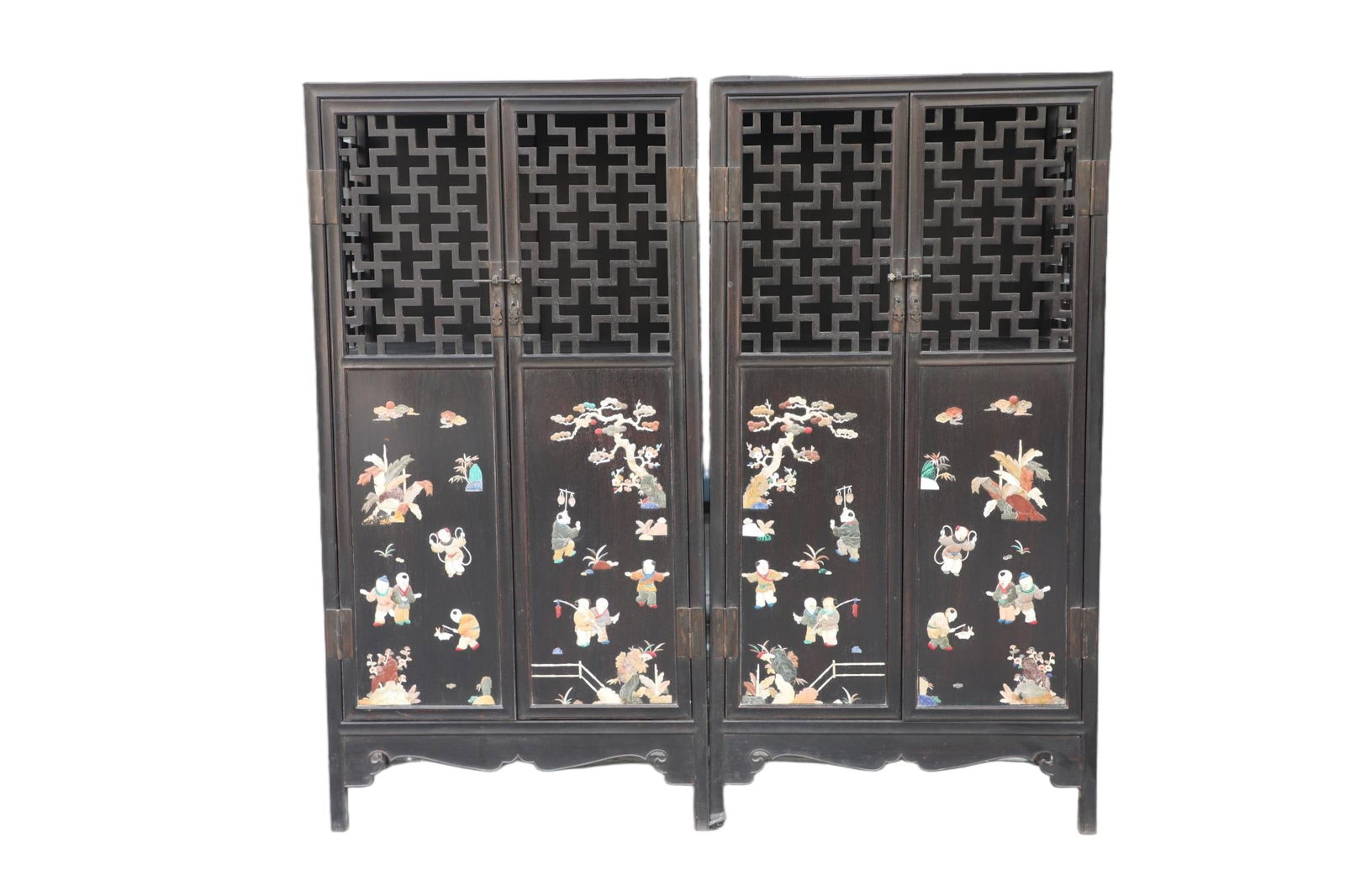 Purple sandalwood carved ten thousand character pattern embedded with a hundred treasures, baby play: Length: 74cm, Width: 40cm, Height: 149cm,