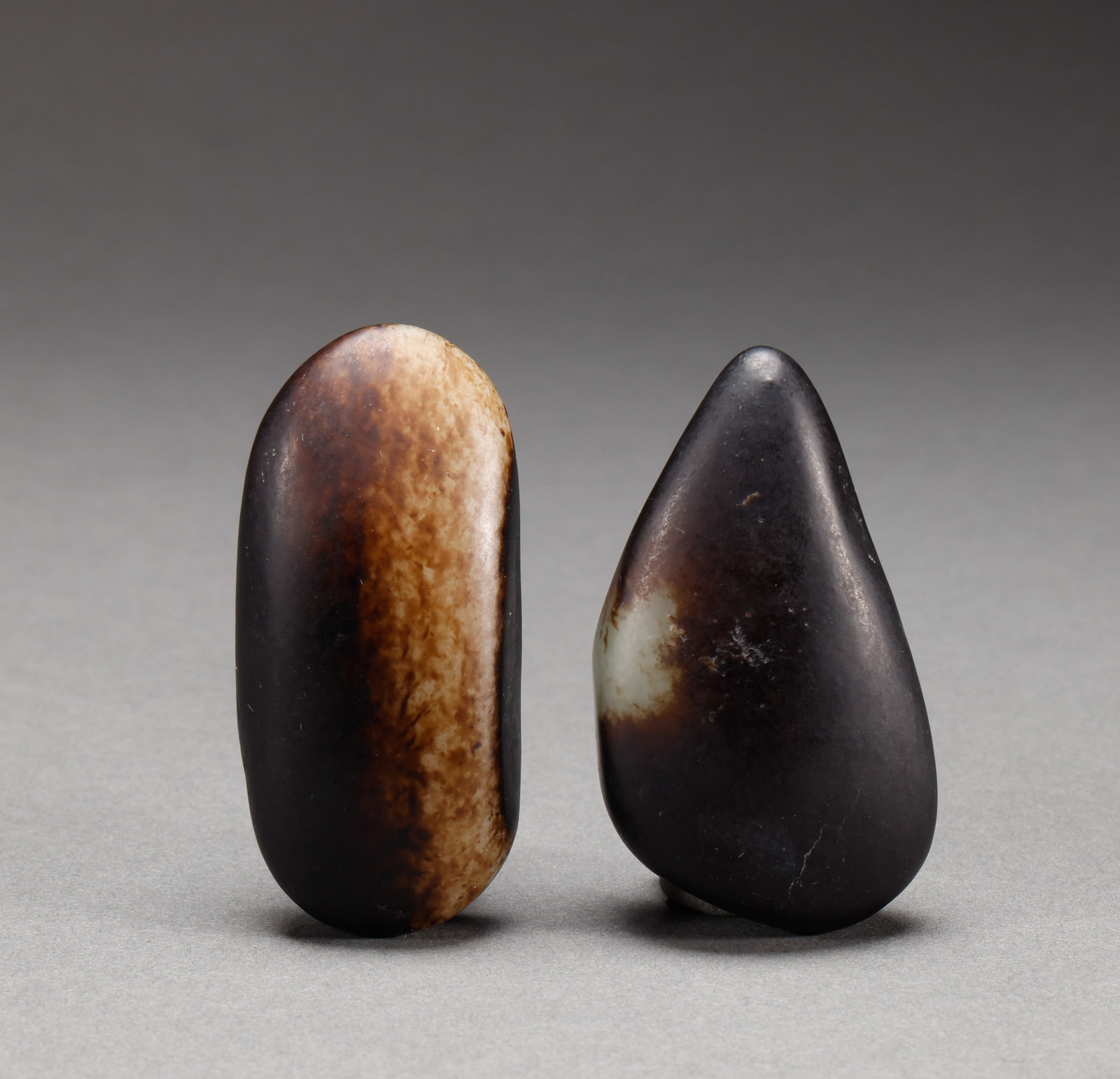 Hotan Jade Original Stone of Qing Dynasty: Height: 7.2cm, width: 4.2cm, weight: 184g