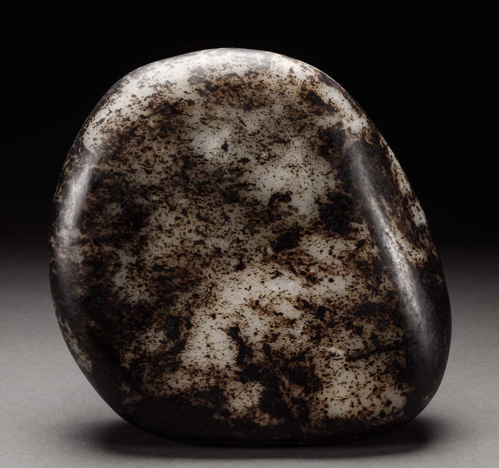 Hotan Jade Original Stone of Qing Dynasty: Length: 33cm, width: 28cm, height: 8.5cm, weight: 15220g