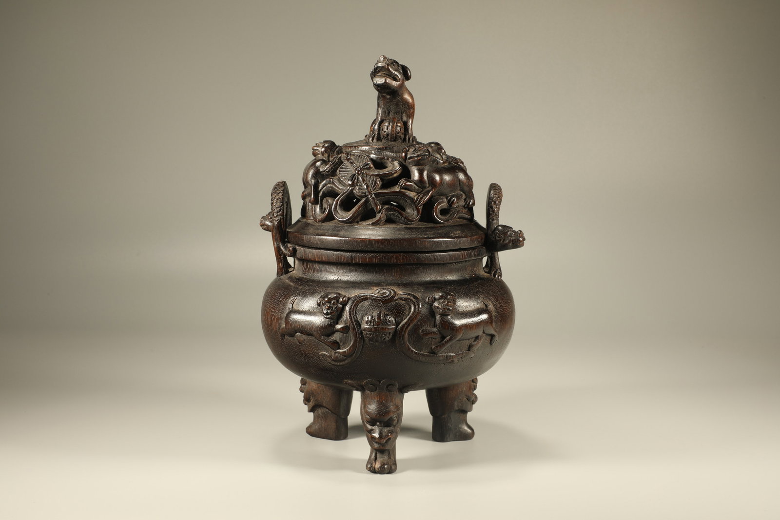 Agarwood Carving Lion Rolling Hydrangea Aromatherapy: Height: 25cm, Width: 17cm,