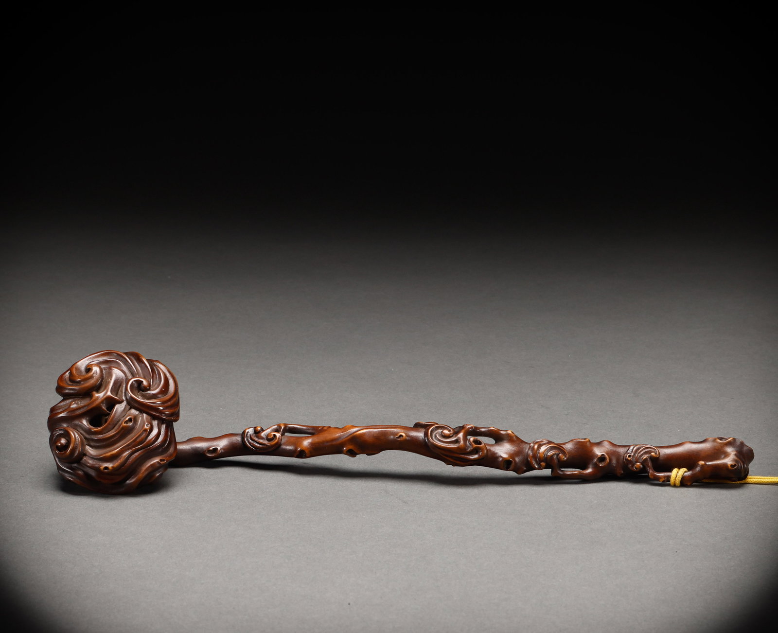 Qing Dynasty Huanghua Pear Ruyi: Length: 27cm, Width: 6.5cm, Weight: 52g