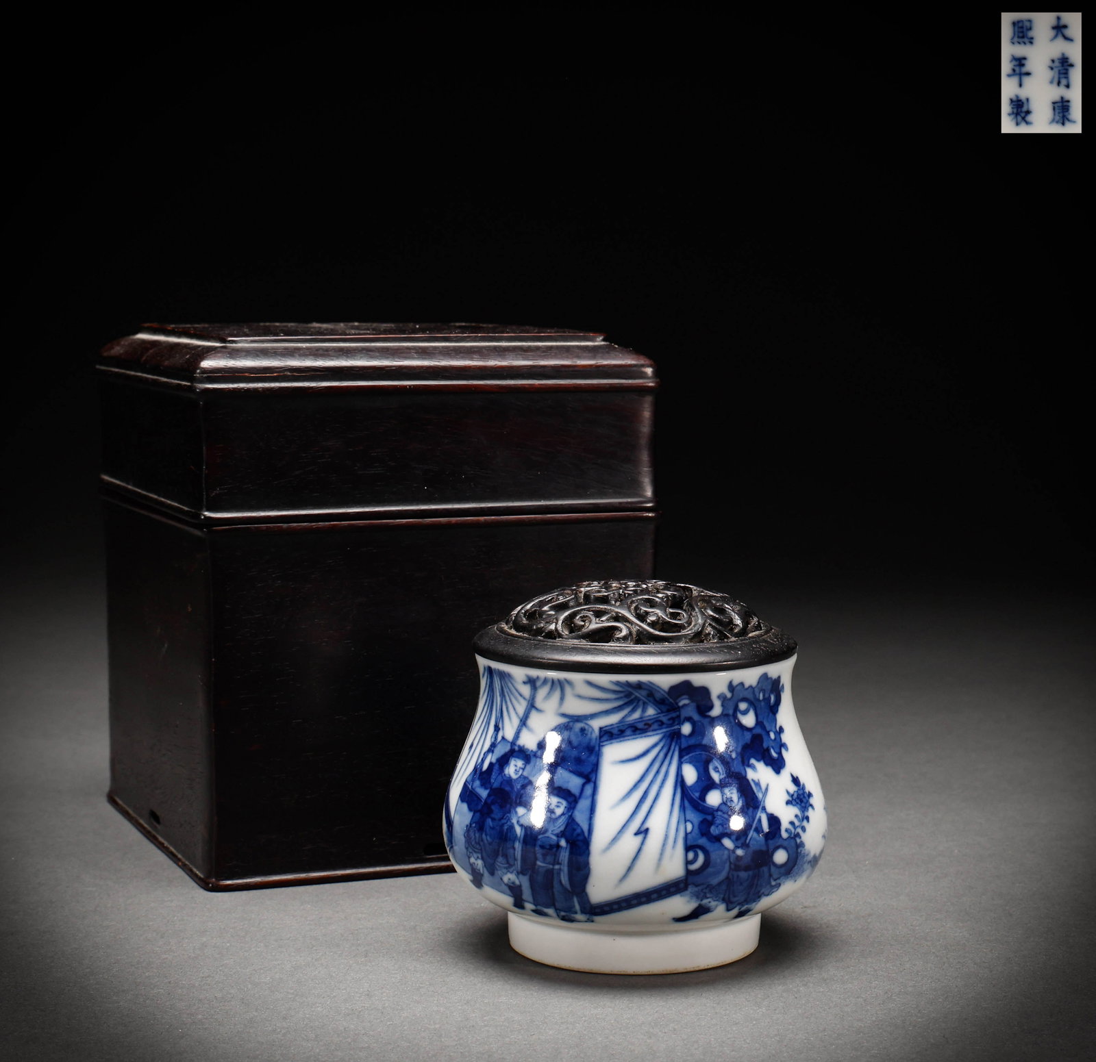 Qing Dynasty Blue and White Character Stories Incense Furnace: Height: 7.5cm, Width: 8.5cm, Weight: 125g