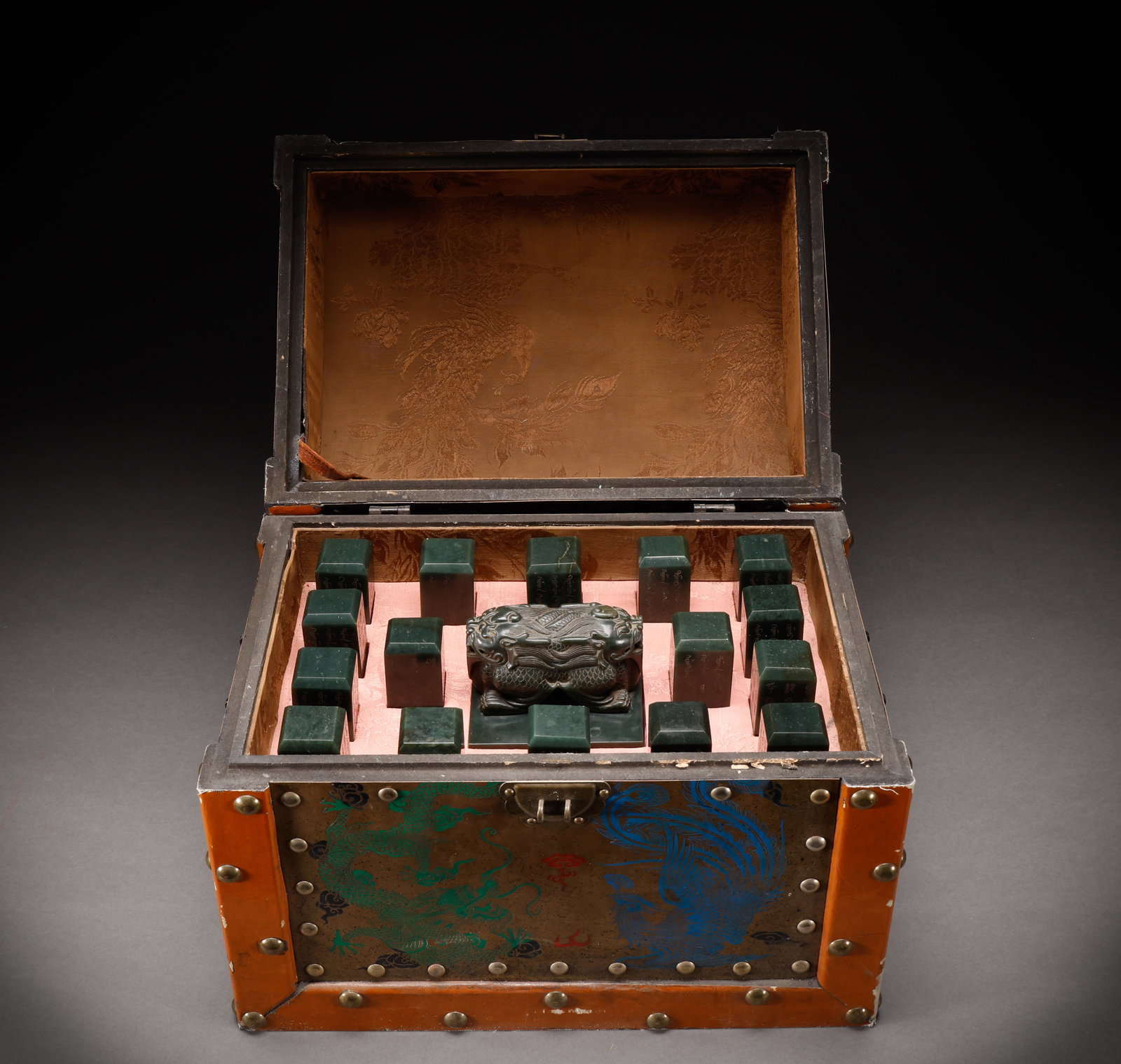 A set of Qing Dynasty jade seals: Height: 11cm, Width: 10cm,Height: 7cm, Width: 3.4cm, Weight: 5745g