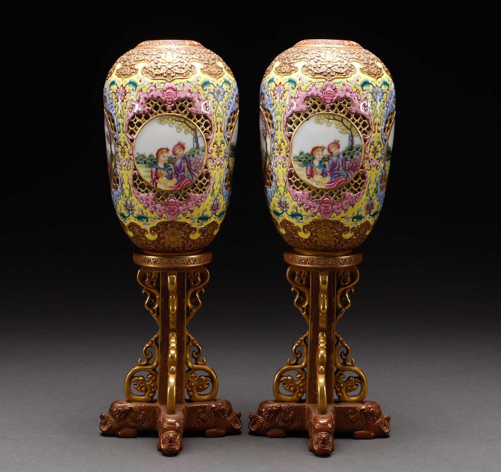 A pair of Qing Dynasty pink palace lanterns: Height: 38cm, width: 13cm, weight: 2625g