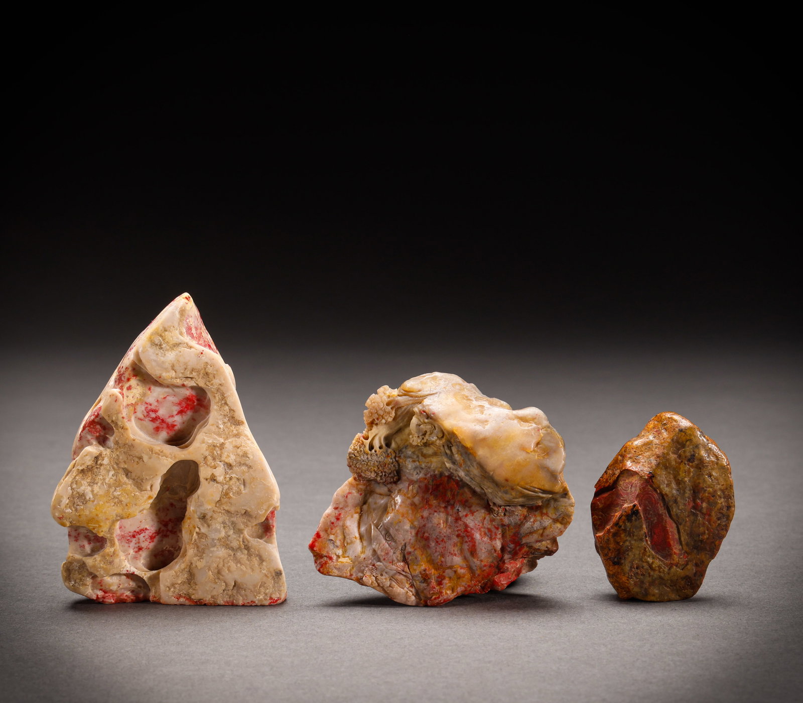 A group of Qing Dynasty chicken blood stone raw stones: Height: 7.5cm, Width: 5.3cm, Weight: 172g