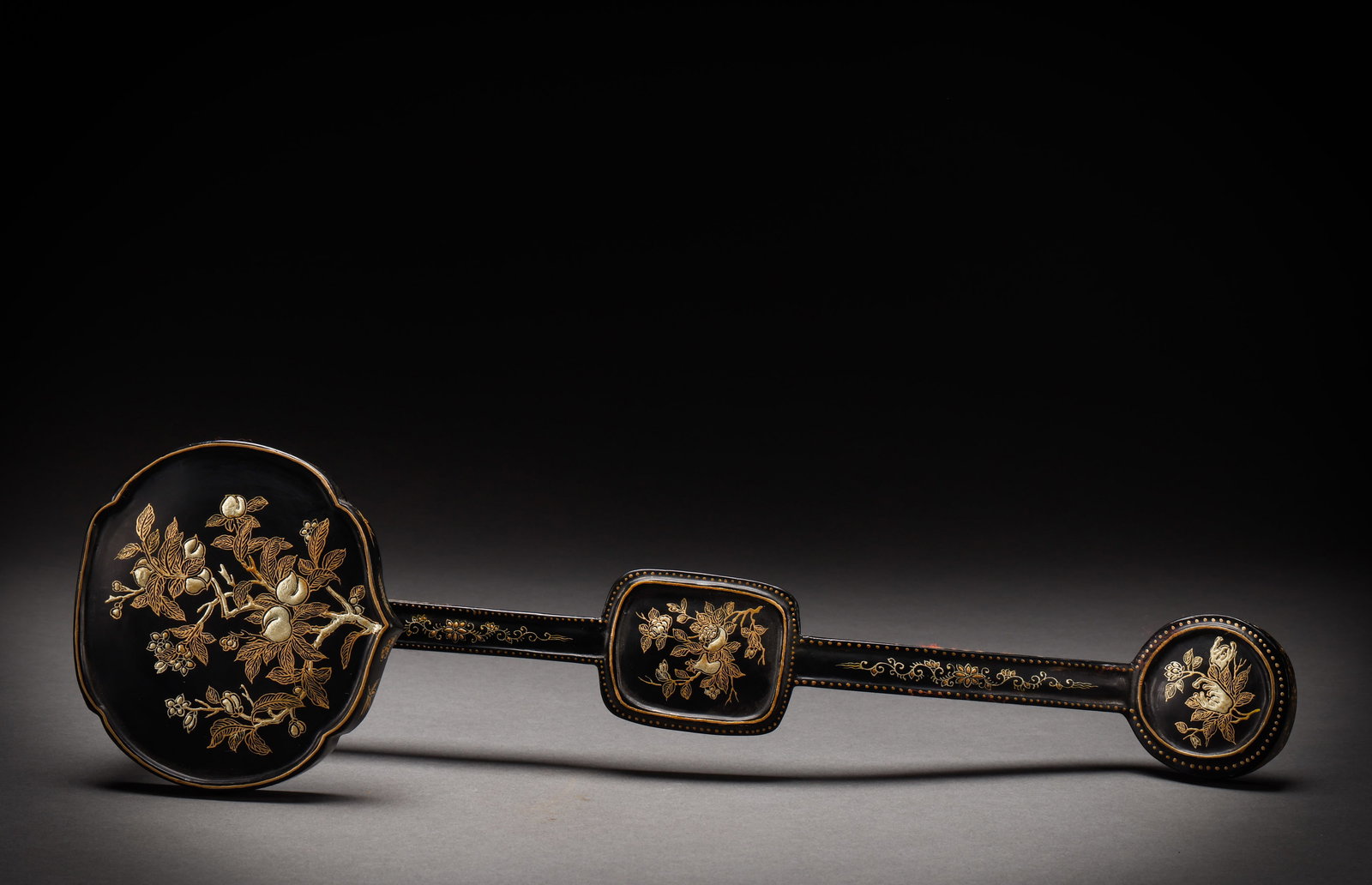 Qing Dynasty wooden body paint quality depicting golden Ruyi: Length: 46cm, Width: 13cm, Weight: 256g