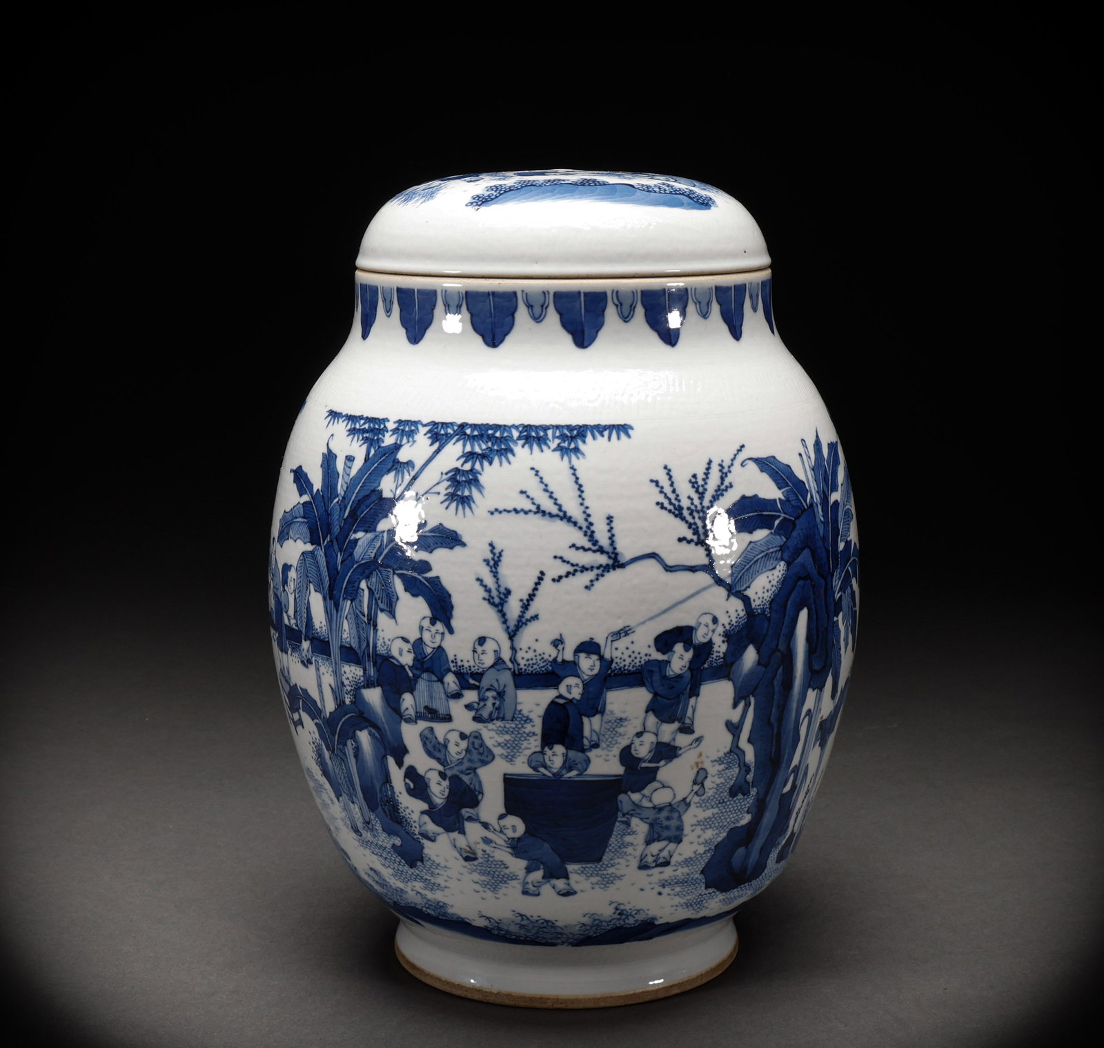 Qing Dynasty blue and white characters stories can be covered: Height: 27cm, Width: 20cm, Weight: 2335g
