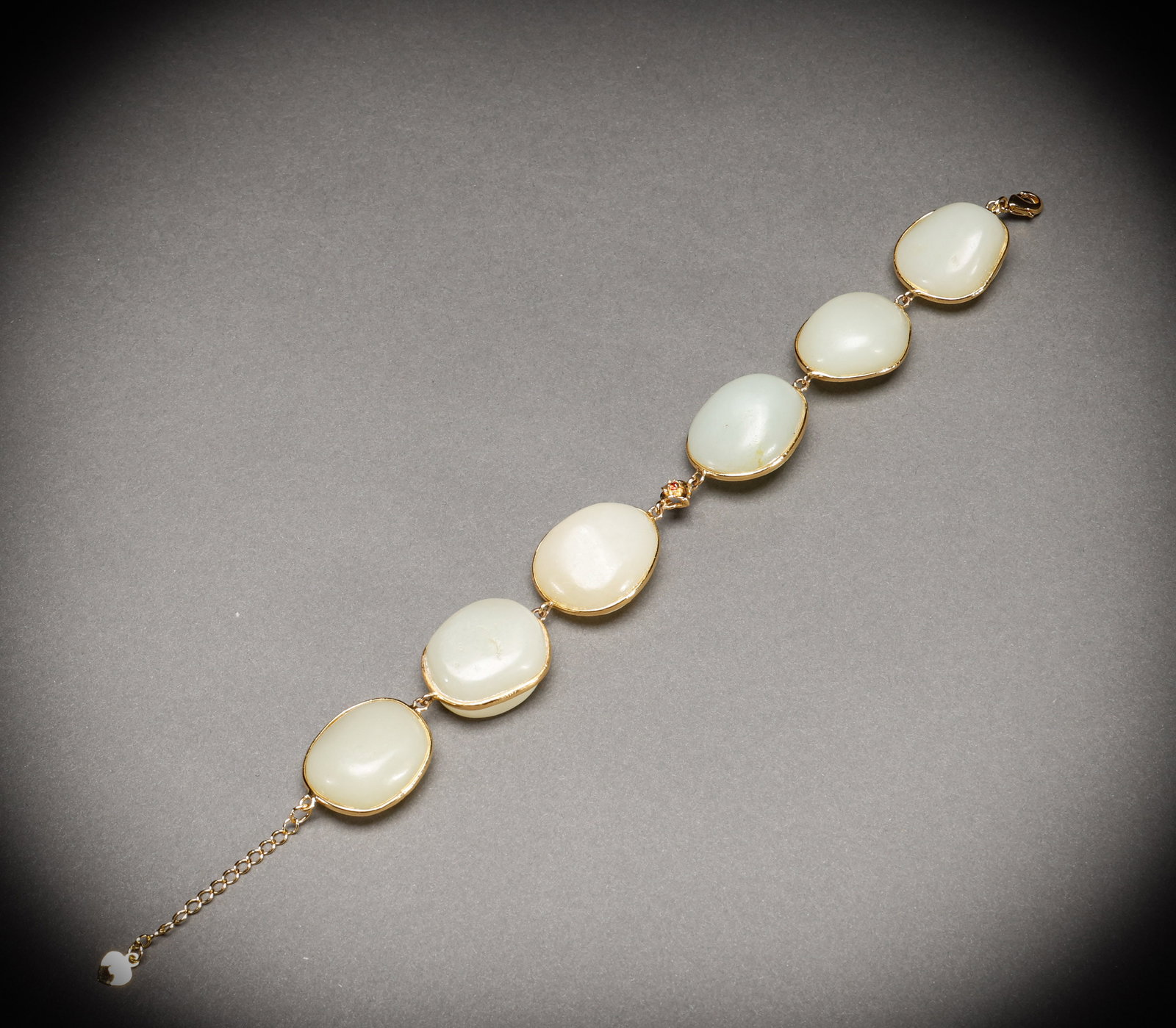 Hetian Jade Hand String in Qing Dynasty: Height: 3cm, Width: 2.5cm, Weight: 83g