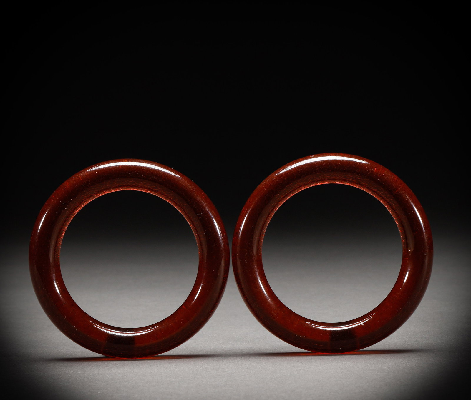 Qing Dynasty Amber Bracelet: Diameter: 6cm, Weight: 70g
