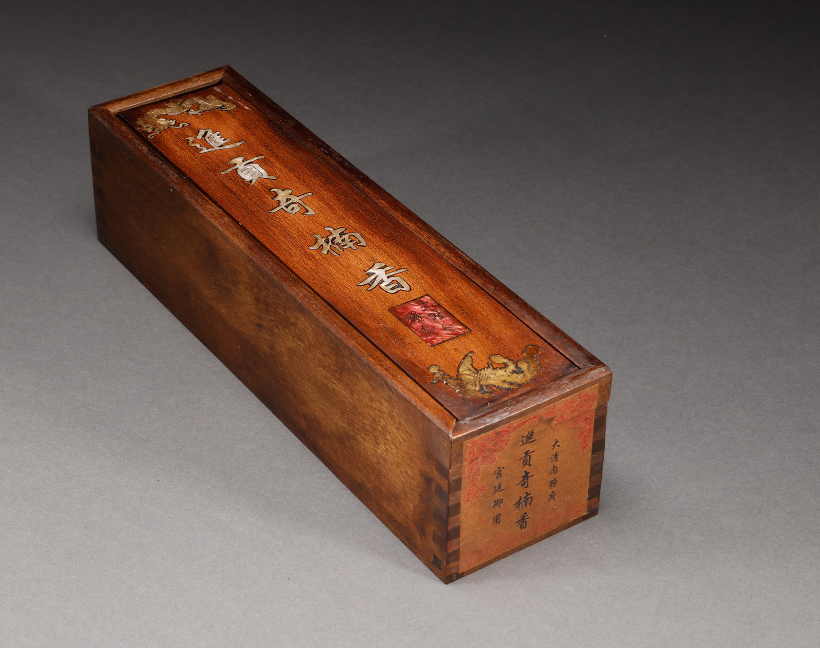 A box of Qing Dynasty agarwood: Height: 8cm, width: 30cm, weight: 944g