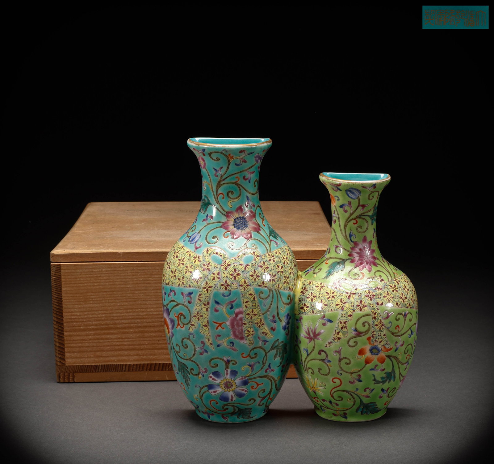 Qing Dynasty Pink Flower Entangled Branch Pattern Mother and Child Vase: Height: 19cm, Width: 17.5cm, Weight: 634g