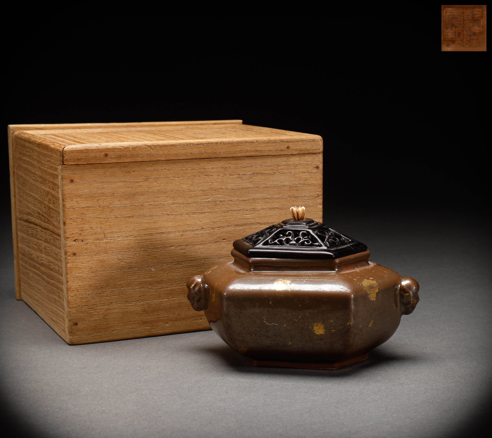 Qing Dynasty sauce glaze fumigation furnace: Height: 9cm, Width: 13cm, Weight: 359g