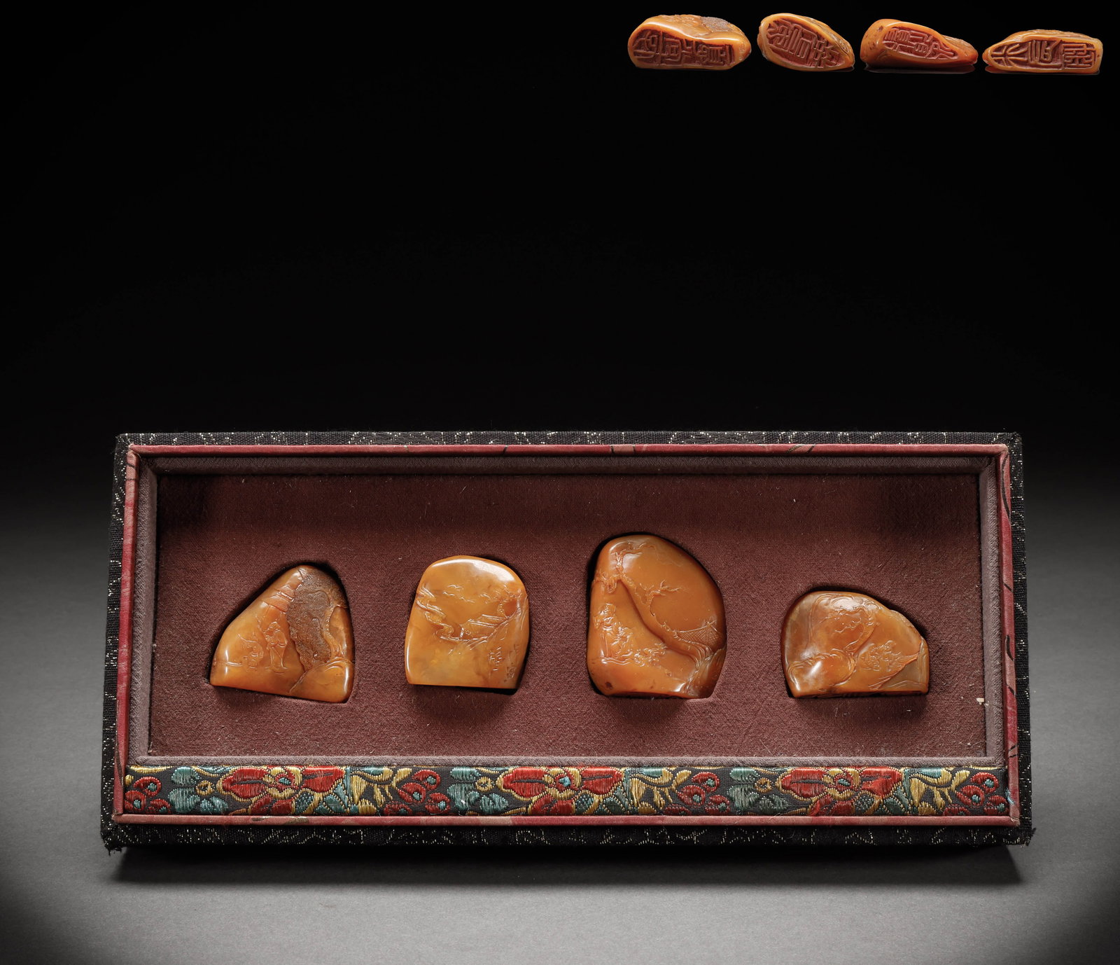 A set of Tianhuangshi seals from the Qing Dynasty: Height: 5.5cm, Width: 4.7cm,Height: 3.6cm, Width: 5cm, Weight: 205g