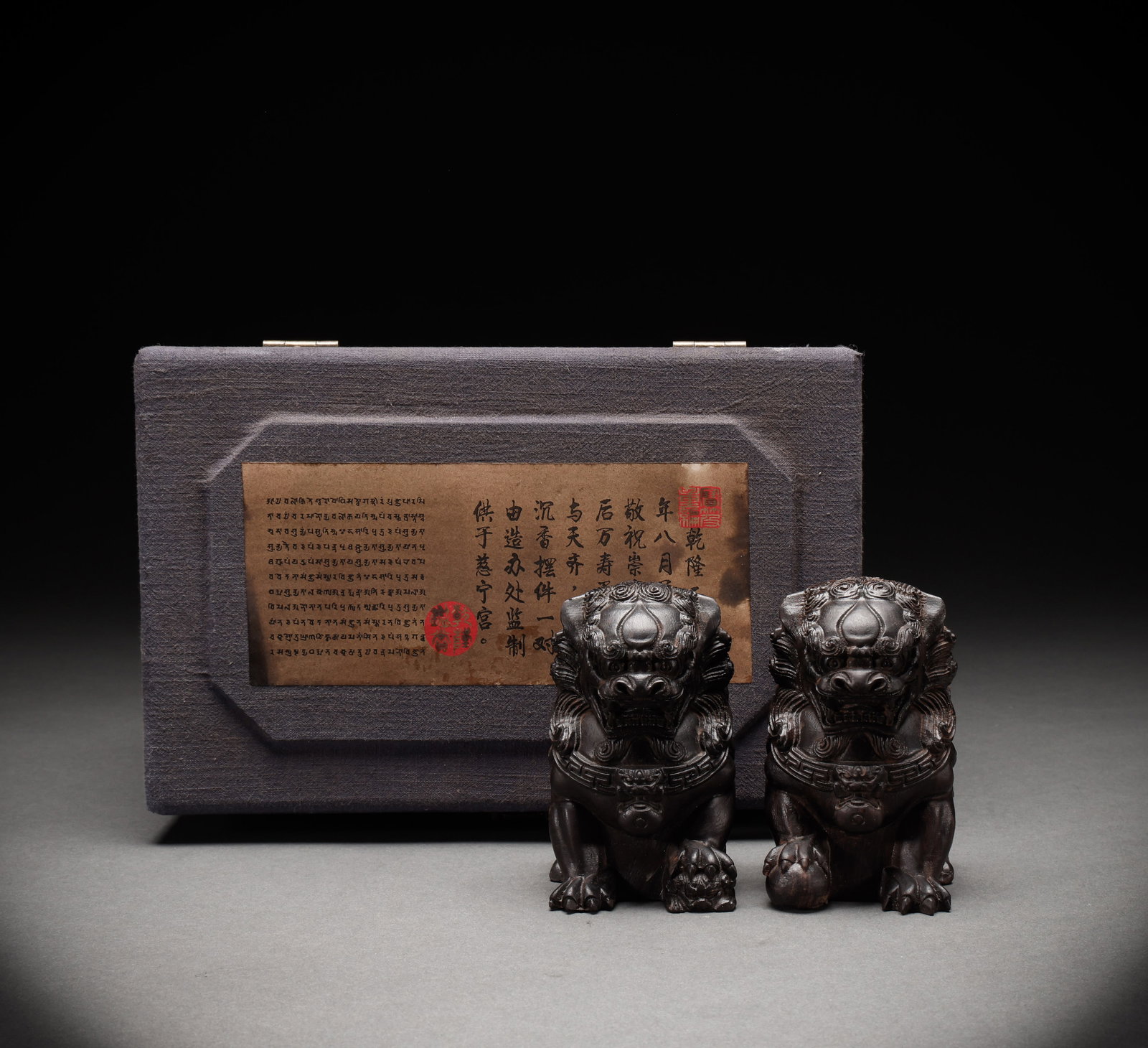 A pair of agarwood lions from the Qing Dynasty: Height: 10cm, Width: 6cm, Weight: 506g