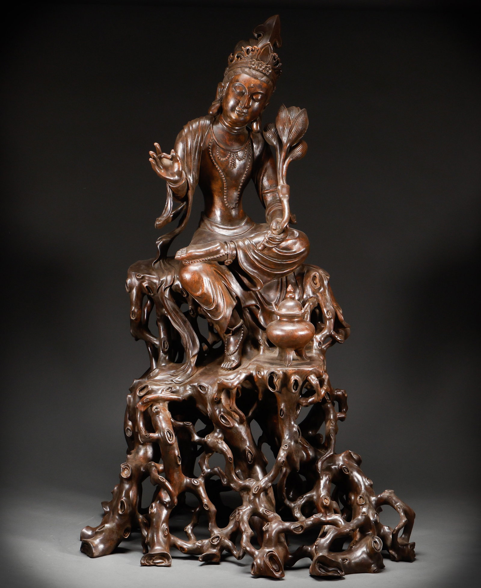 Qing Dynasty agarwood Guanyin statue: Height: 108cm, Width: 65cm, Weight: 9317g