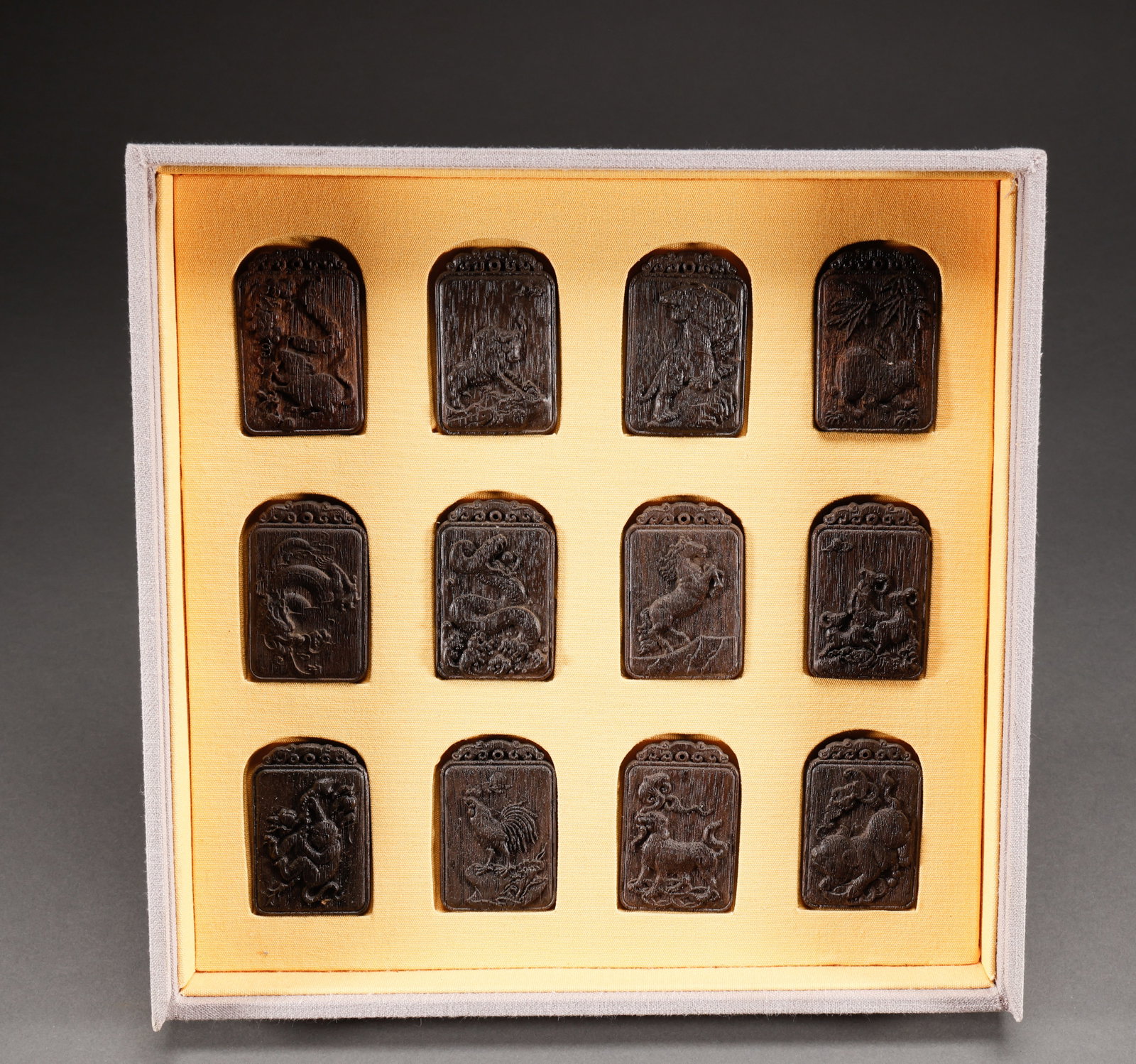 Qing Dynasty agarwood twelve zodiac pendants: Height: 6cm, width: 4cm, weight: 200g
