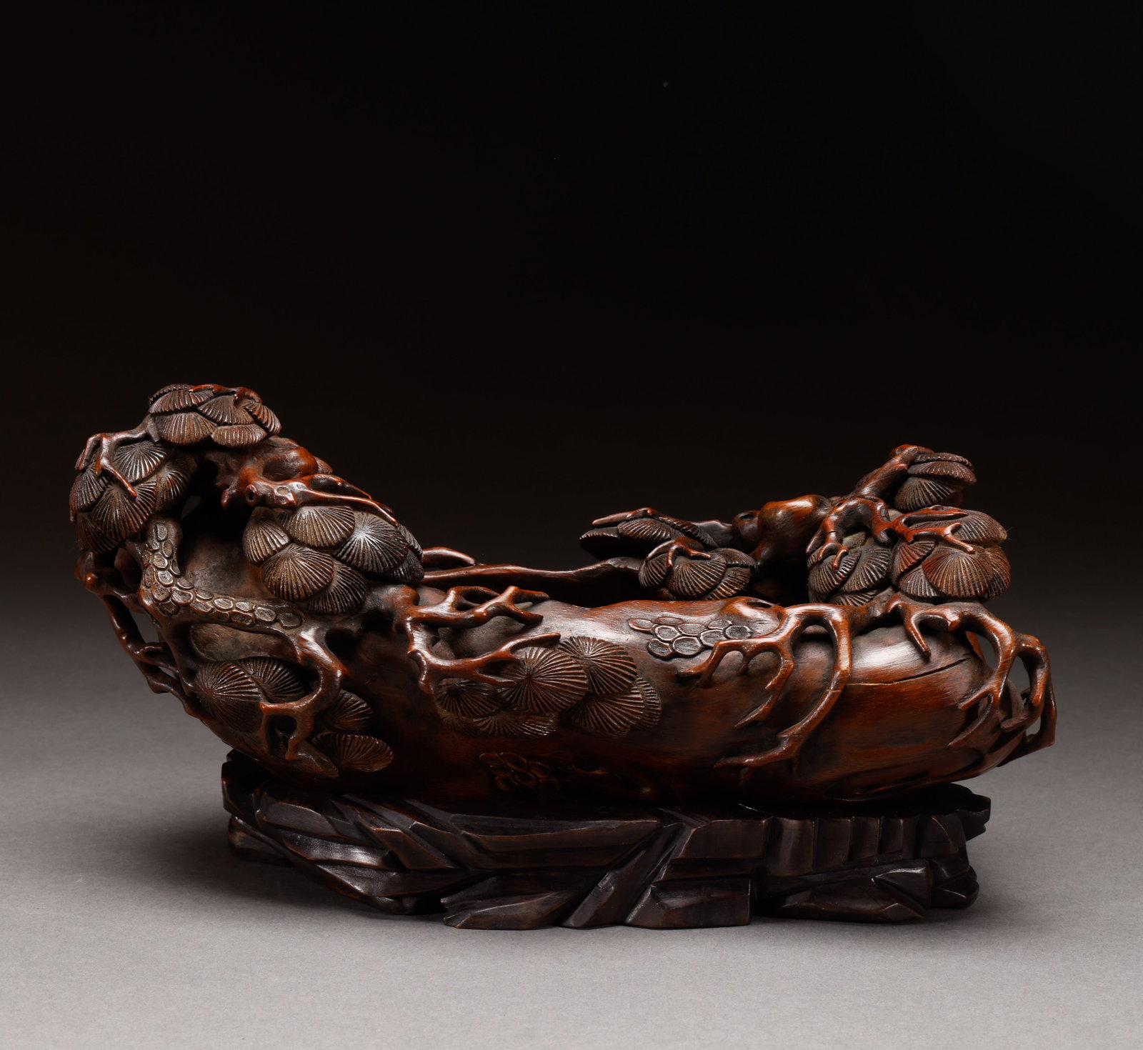Qing Dynasty agarwood boat shaped ornaments: Height: 16cm, width: 30cm, weight: 957g