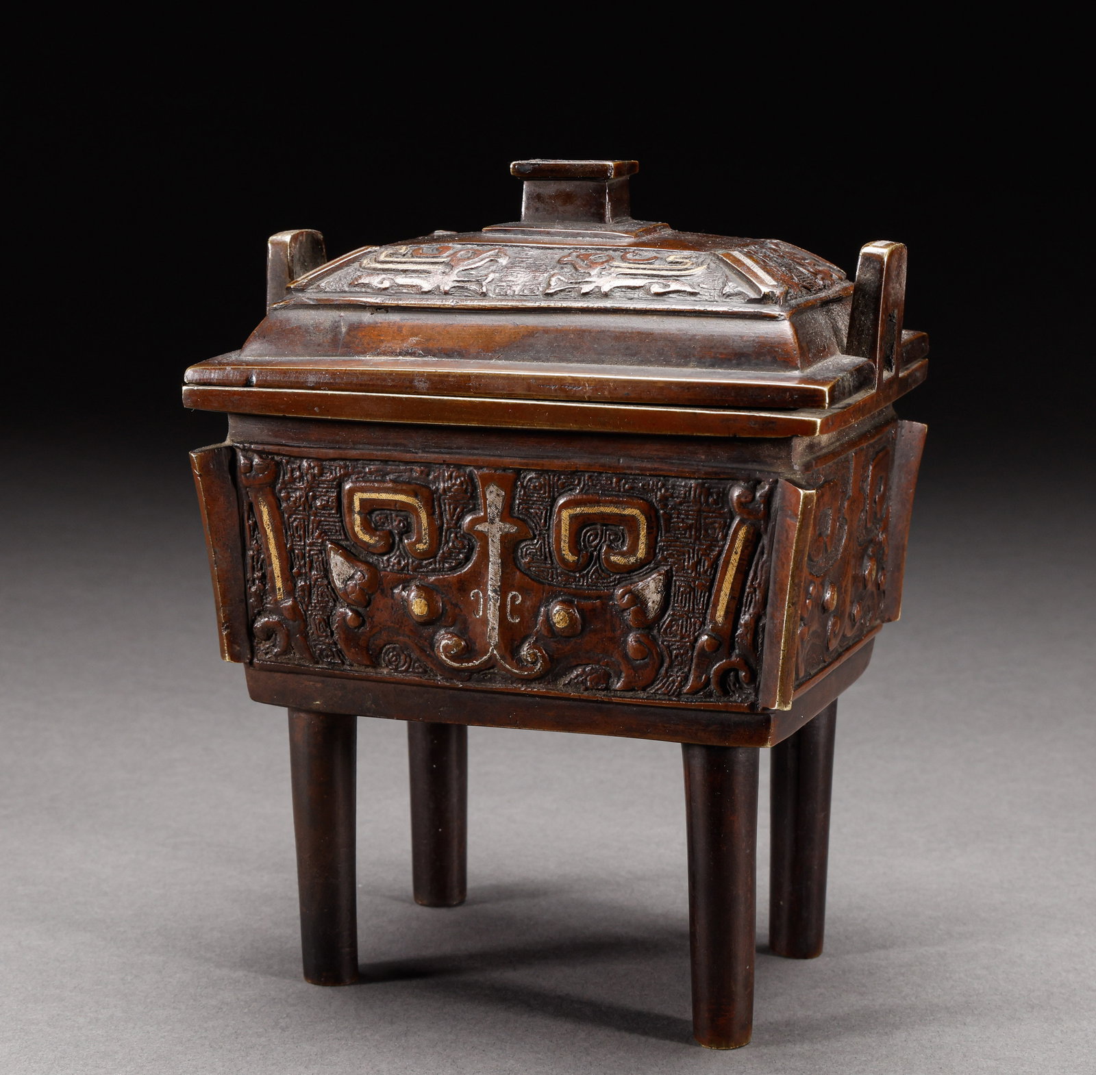 Qing Dynasty copper mixed with gold and silver square furnace: Height: 15cm, width: 13cm, weight: 1602g