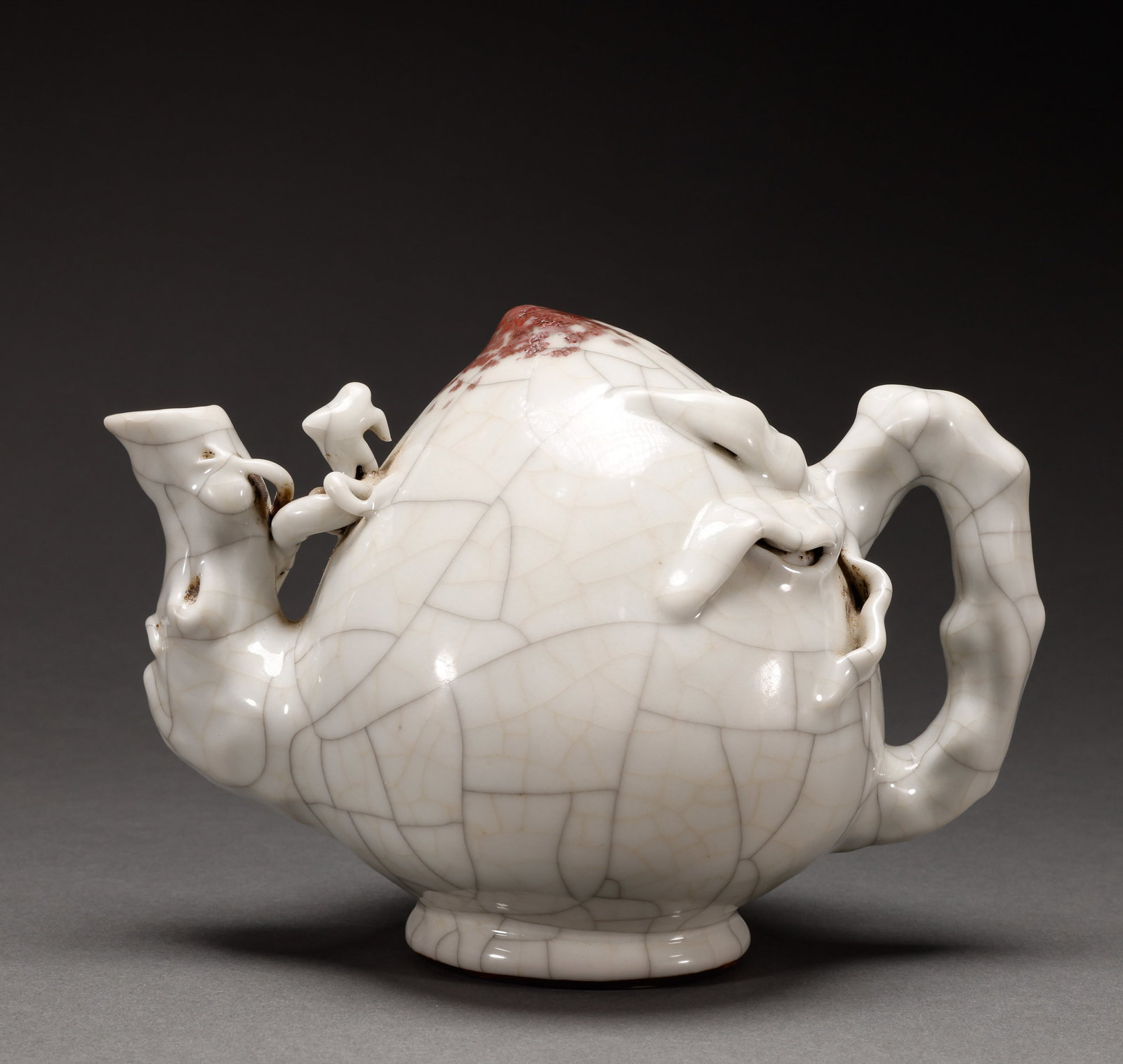 Before the Ming Dynasty, the Ge kiln used a reverse flow kettle: Height: 14.5cm, width: 21cm, weight: 1055g