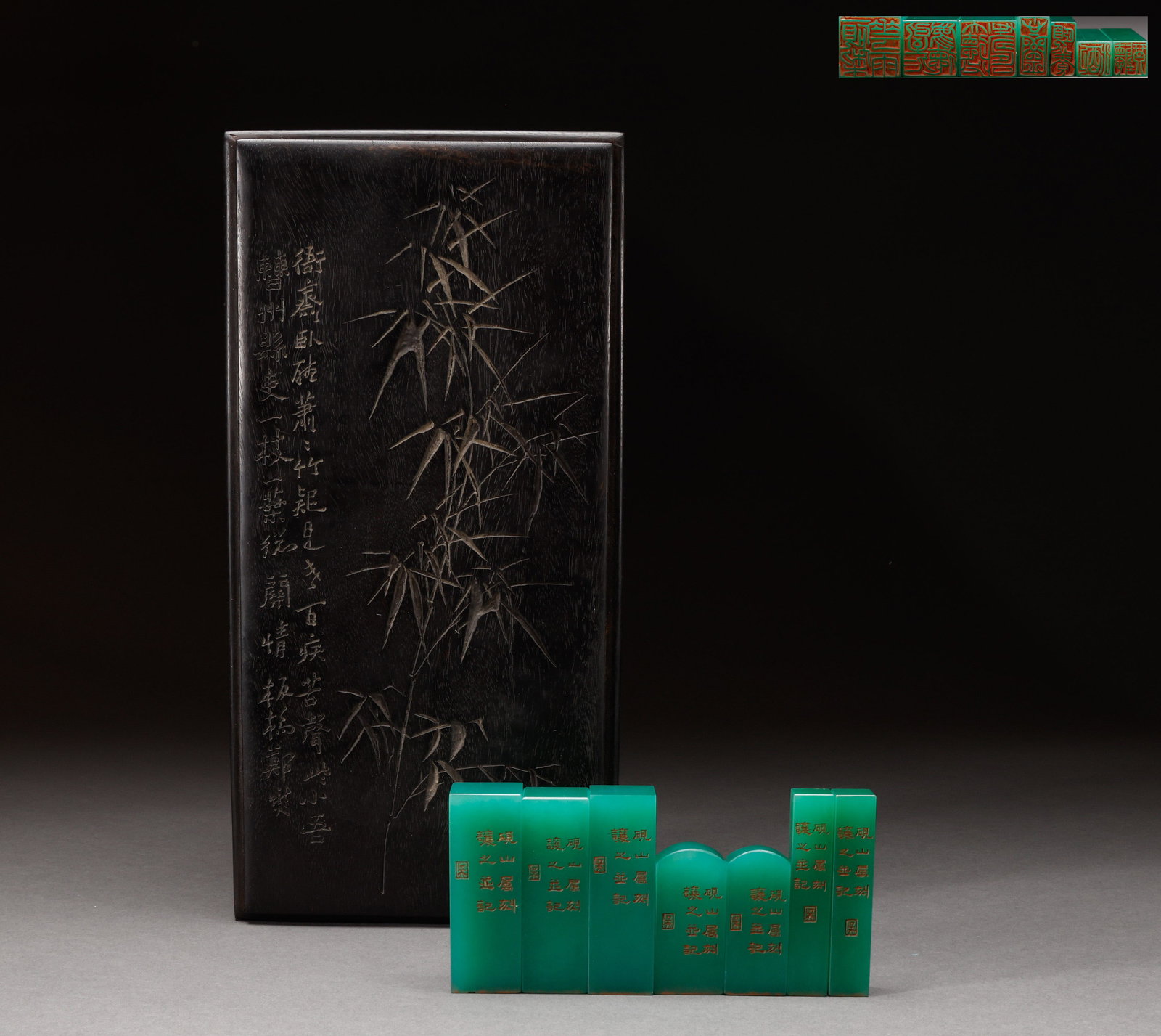 A box of Shoushan stone seals from the Qing Dynasty: Height: 7cm, Width: 2.7cm,Height: 5cm, width: 2.2cm, weight: 455g