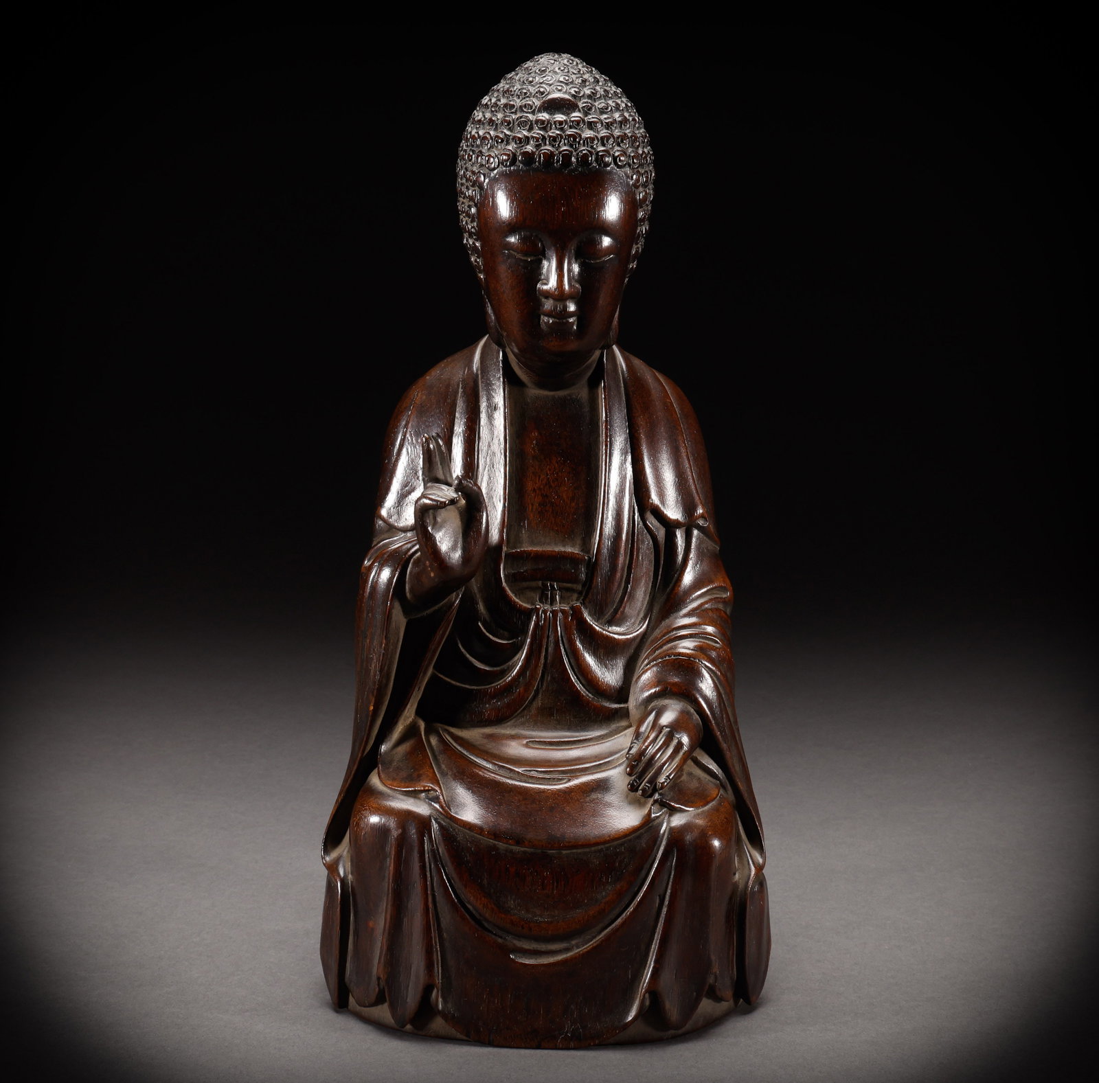 Qing Dynasty agarwood statue of Shakyamuni Buddha: Height: 33cm, Width: 15cm, Weight: 946g