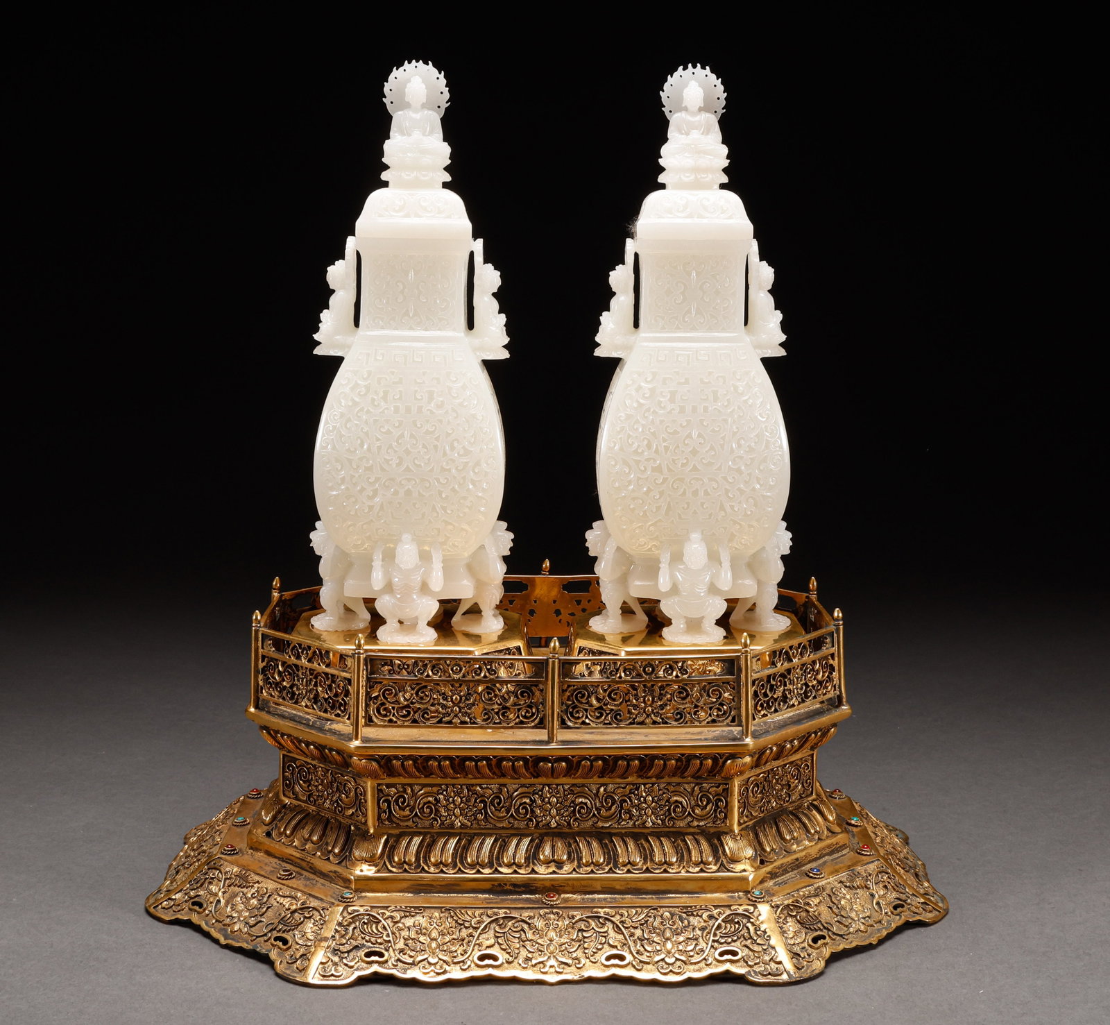 A pair of Hotan Jade bottles in the Qing Dynasty: Height: 24cm, Width: 8.5cm, Weight: 1801g