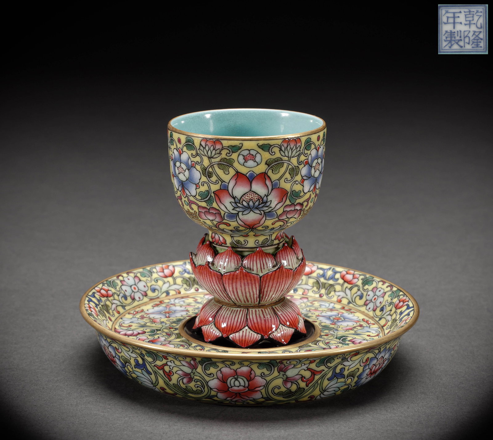 Qing Dynasty Pink Flower Pattern High footed Lamp: Height: 9cm, Width: 11.5cm, Weight: 222g