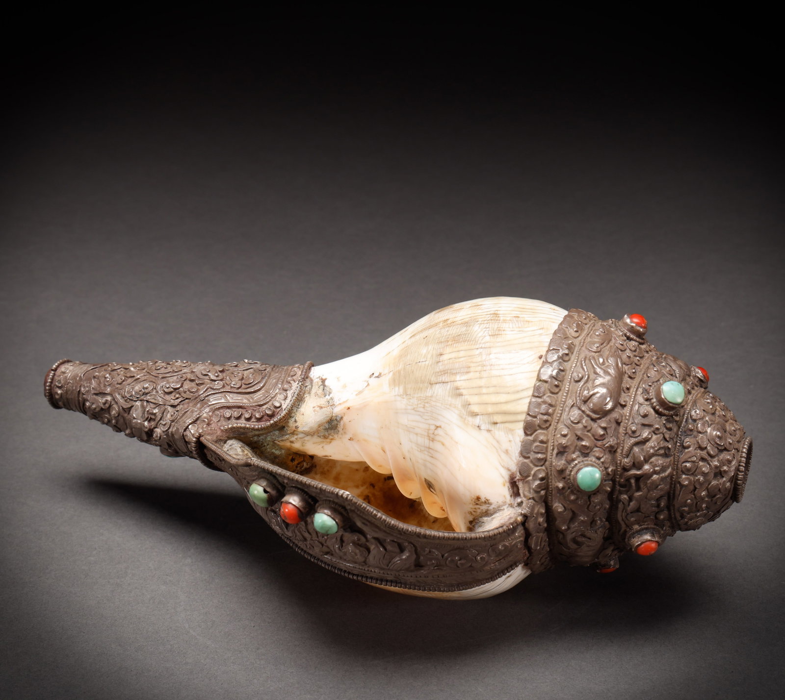 Qing Dynasty shells embedded with silver snails: Length: 24cm, Width: 11.5cm, Weight: 859g