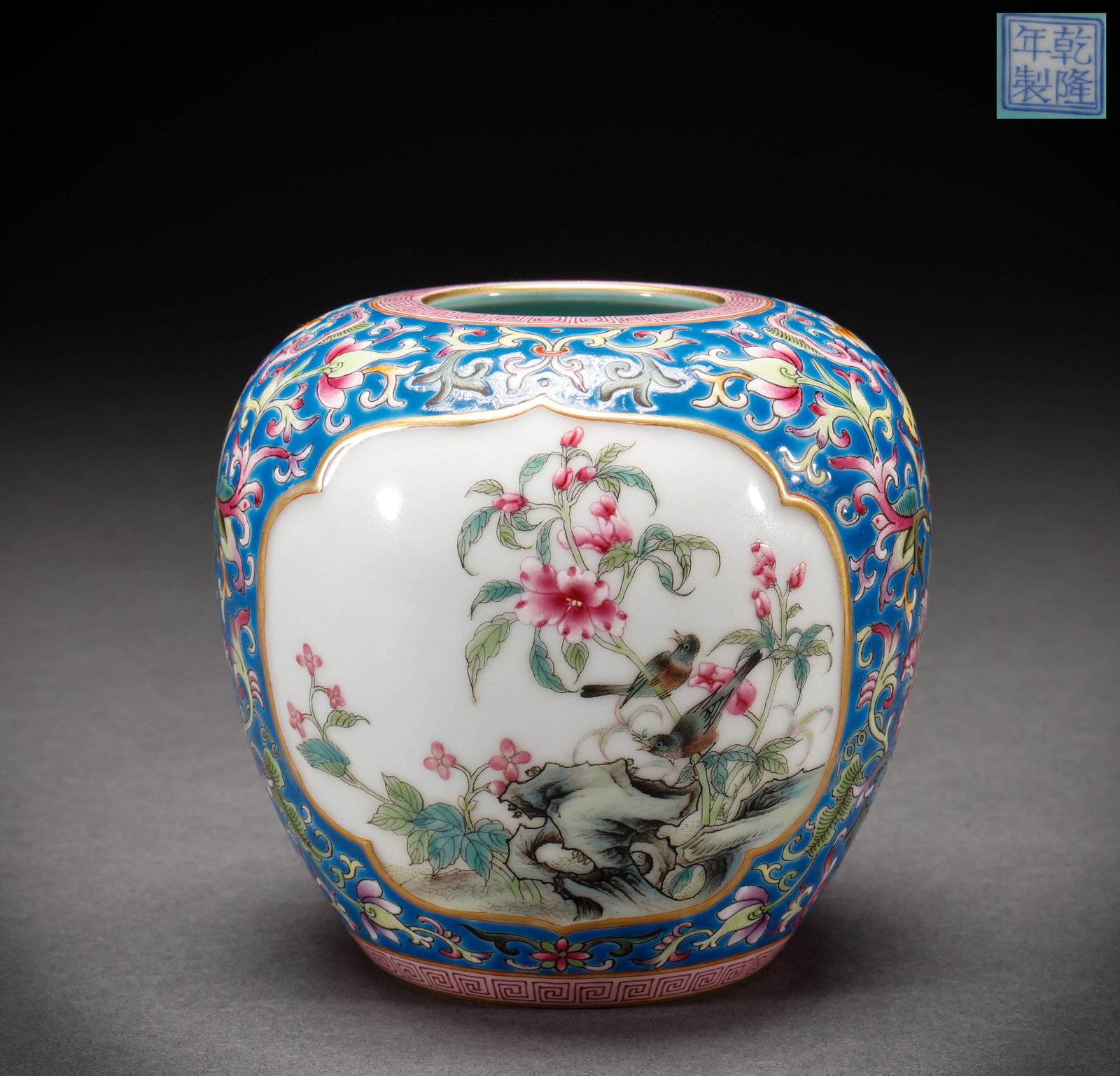 Qing Dynasty Pink Flower and Bird Pattern Jar: Height: 10cm, Width: 9cm, Weight: 246g